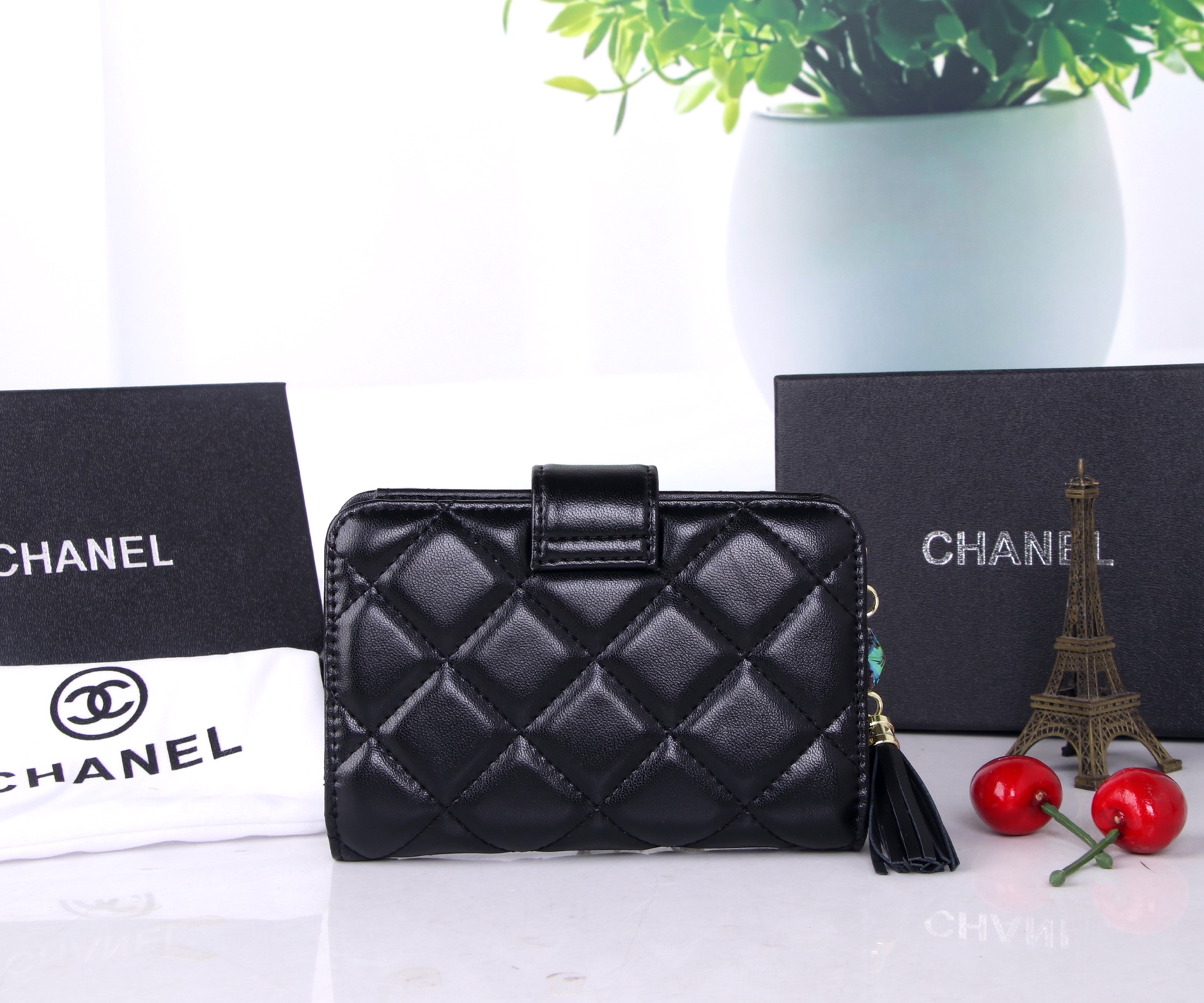 Chanel Black and Pink Sheepskin Multi-Purpose Purse: Small, Rich, and Practical - 图片 2