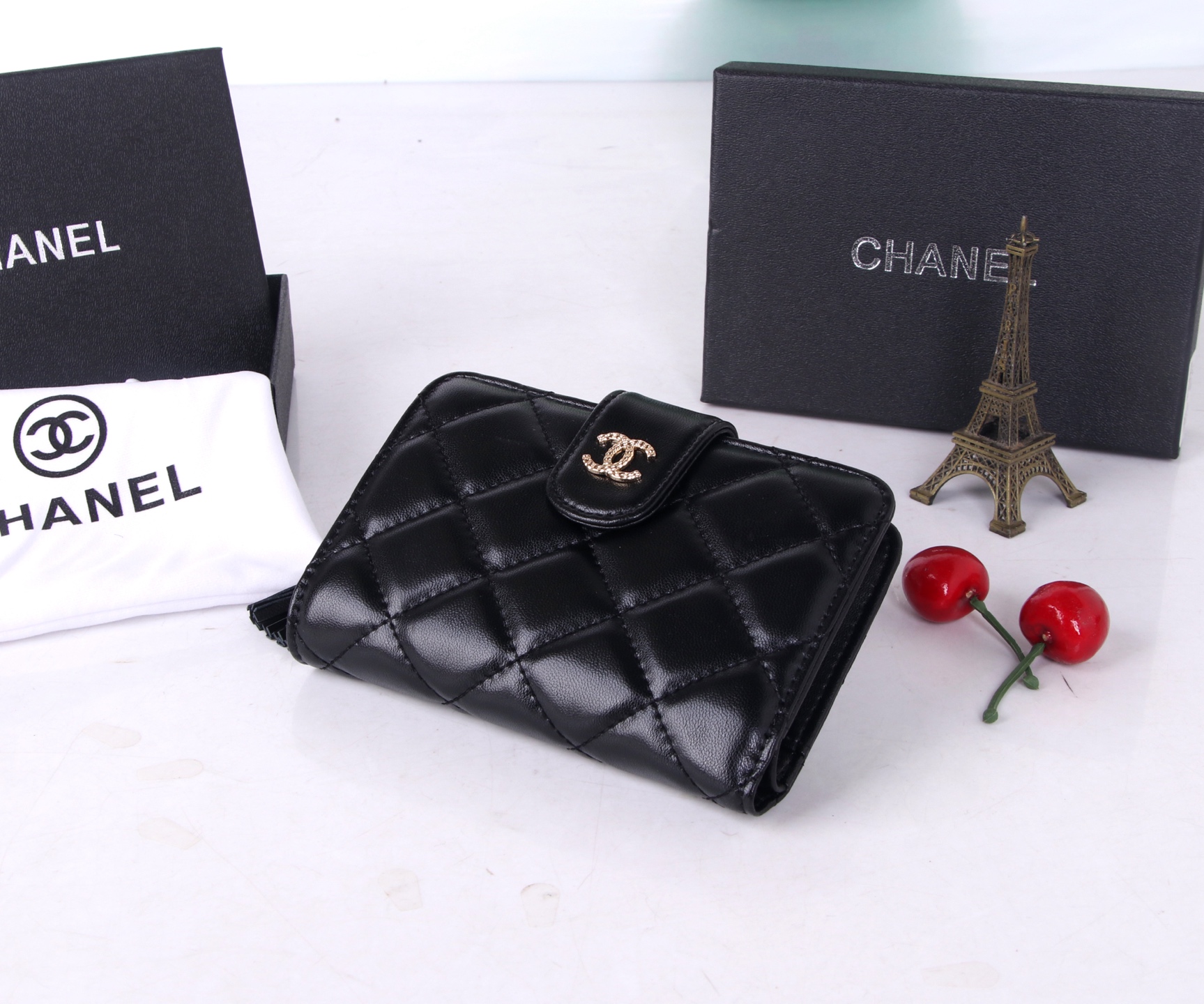 Chanel Black and Pink Sheepskin Multi-Purpose Purse: Small, Rich, and Practical - 图片 3