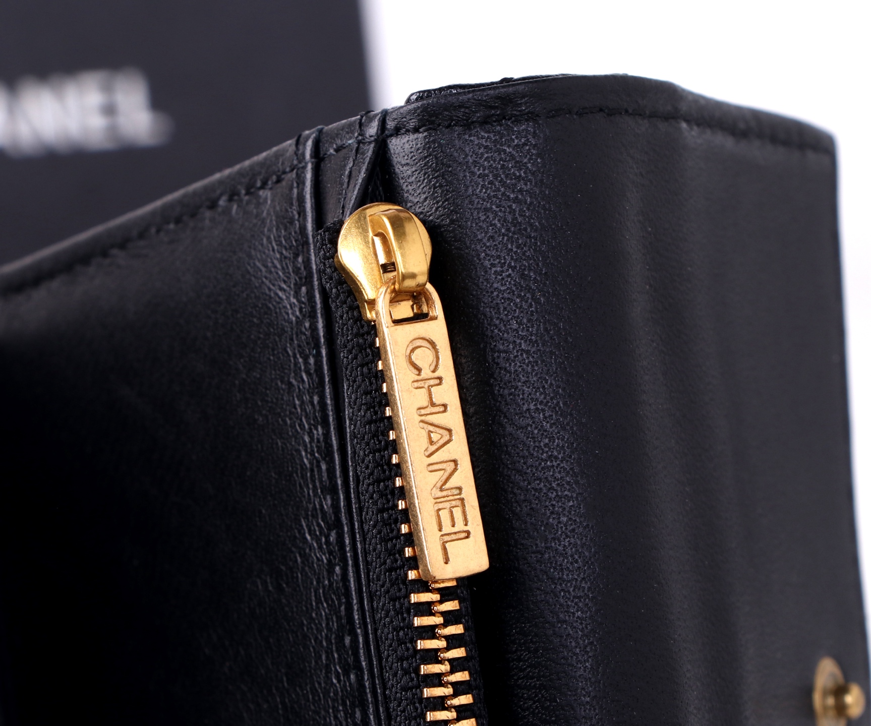Chanel Black and Red Multi-Purpose Trim Purse with Fine Workmanship - 图片 8
