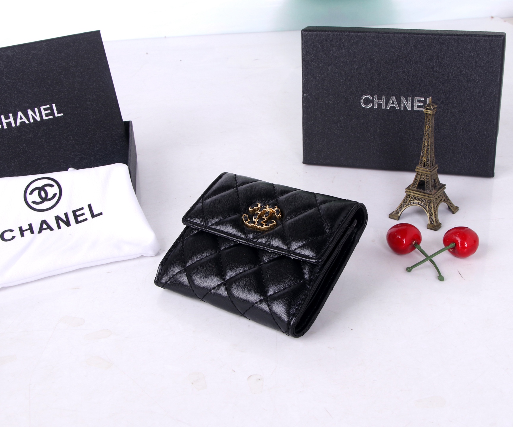 Chanel Black and Red Multi-Purpose Trim Purse with Fine Workmanship - 图片 3