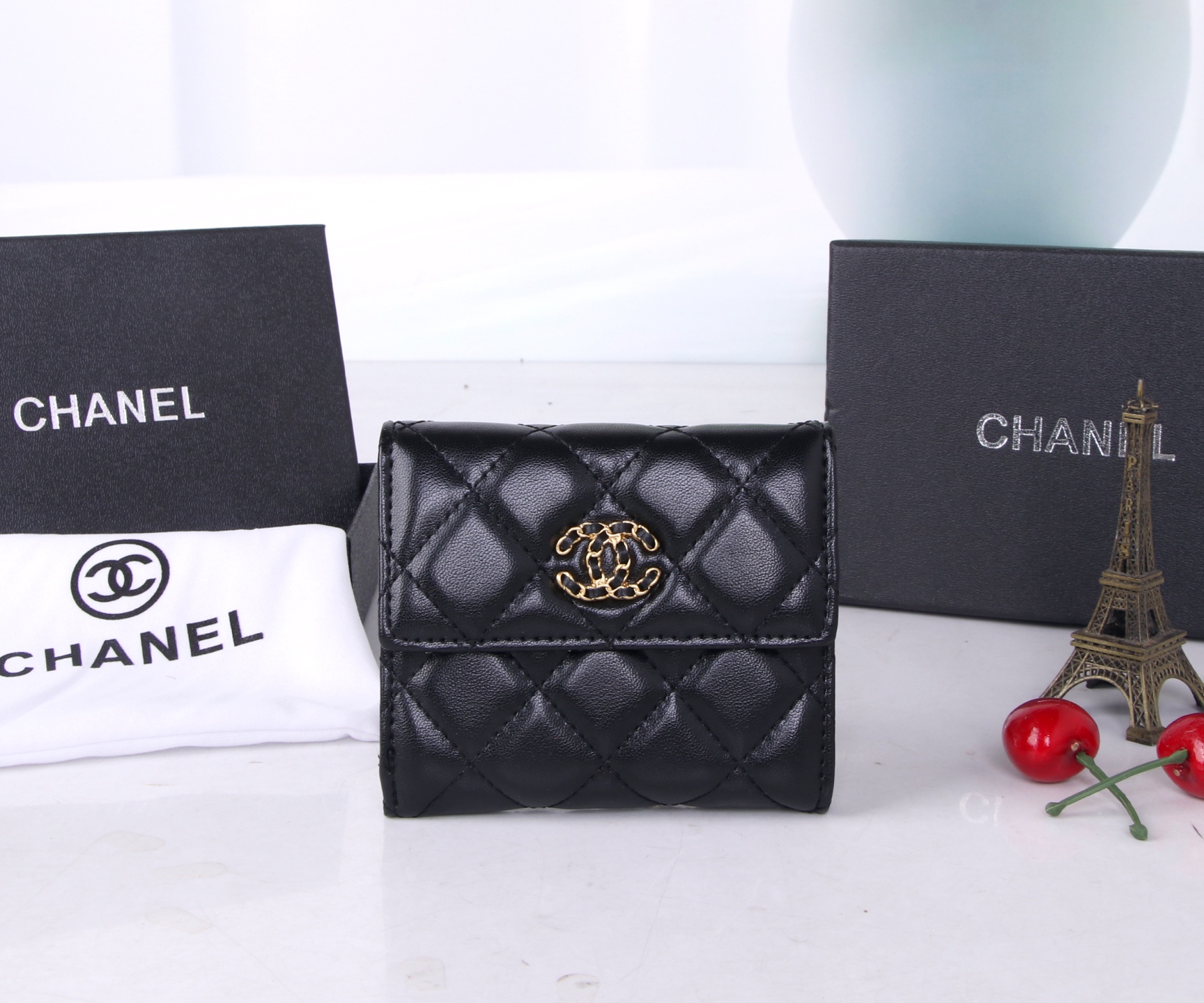 Chanel Black and Red Multi-Purpose Trim Purse with Fine Workmanship - 图片 1