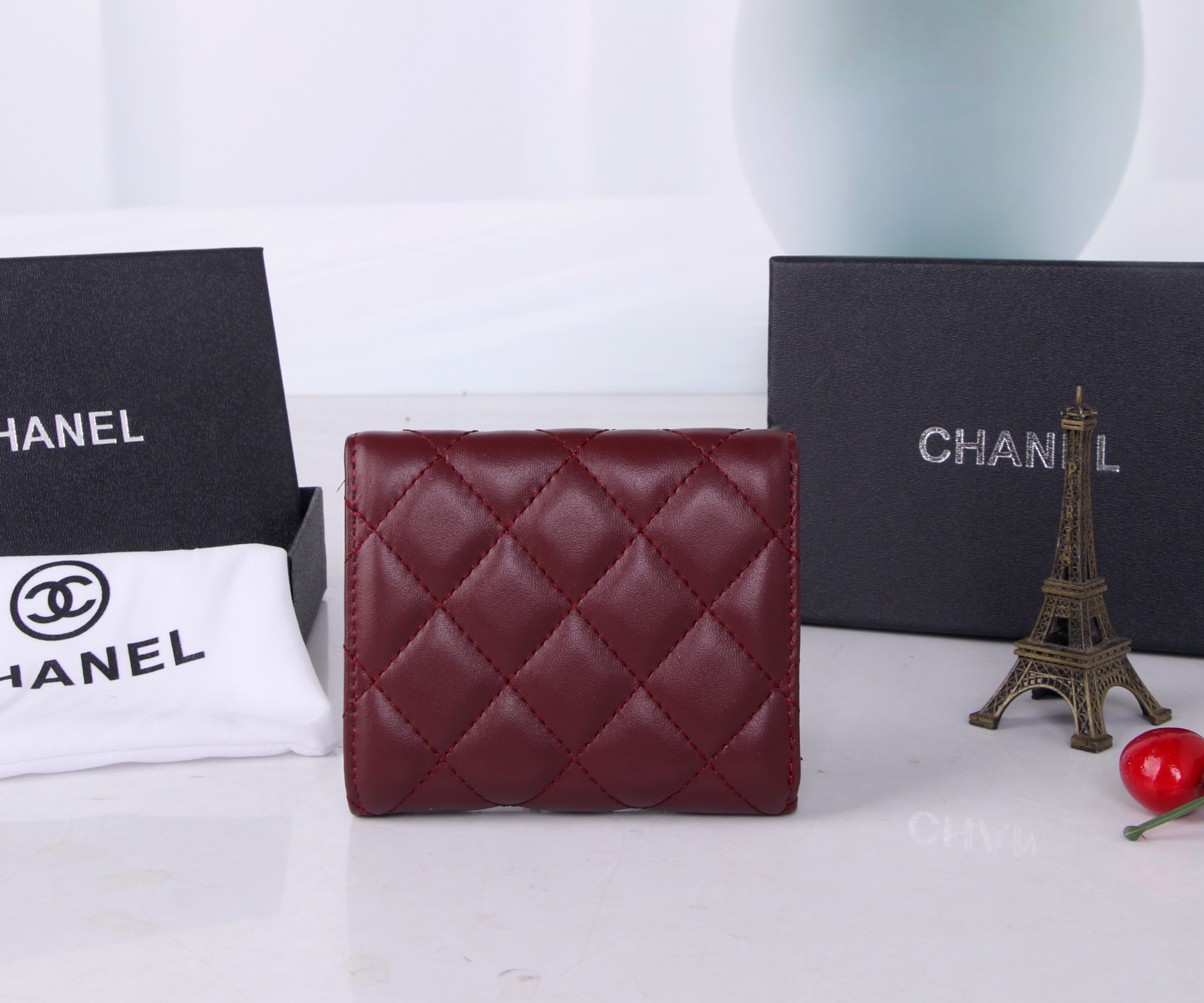 Chanel Black and Red Leather Trim Purse – Multi-Purpose and Practical - 图片 3