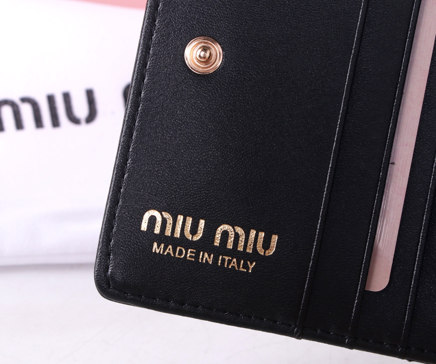 miumiu Small Multipurpose Purse: Latest Fire in Fashion, Head Pelts, Fine Work - 图片 7