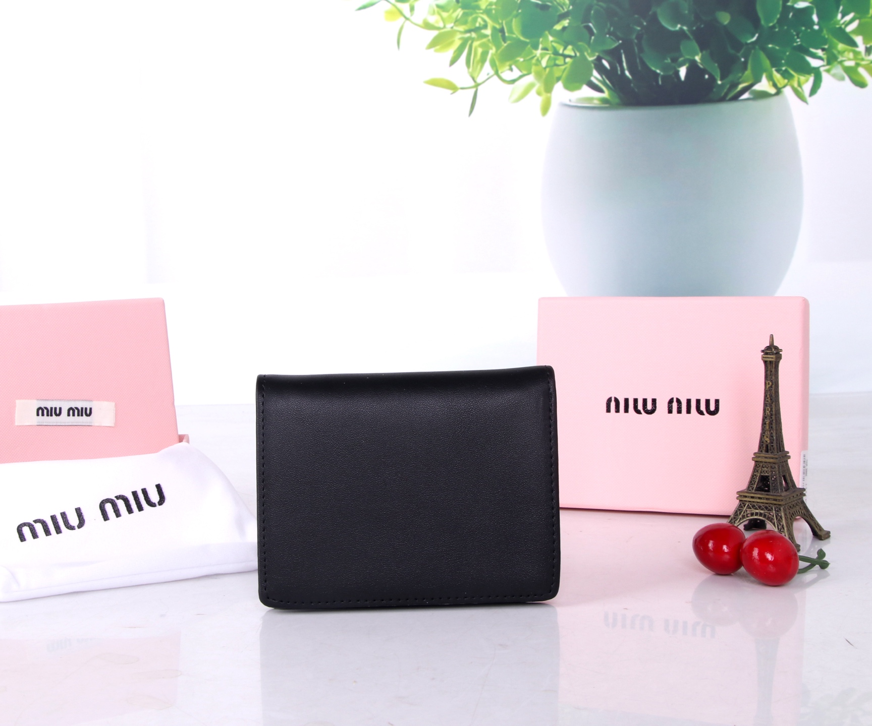 miumiu Small Multipurpose Purse: Latest Fire in Fashion, Head Pelts, Fine Work - 图片 2
