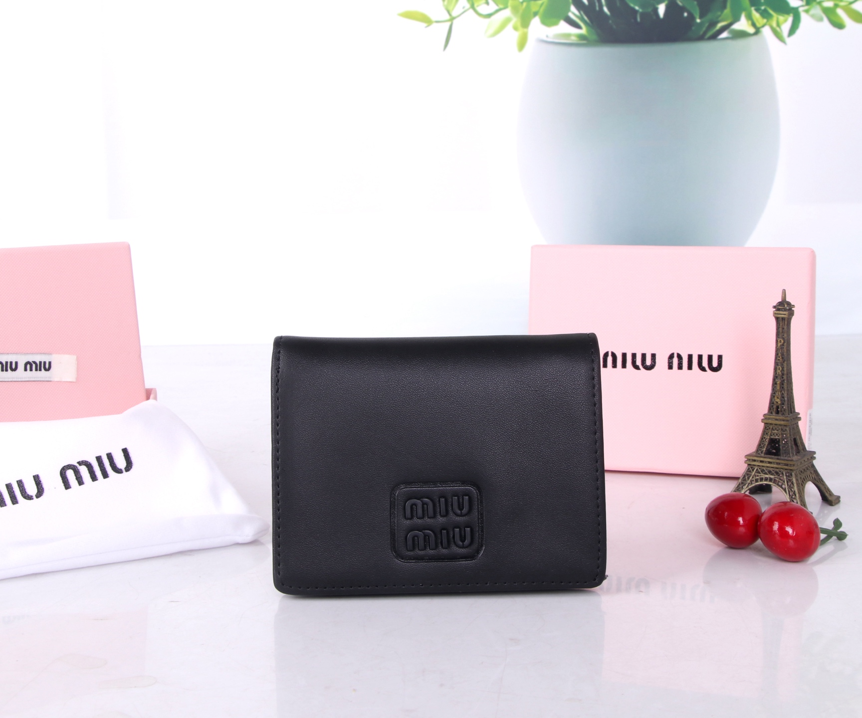 miumiu Small Multipurpose Purse: Latest Fire in Fashion, Head Pelts, Fine Work - 图片 1