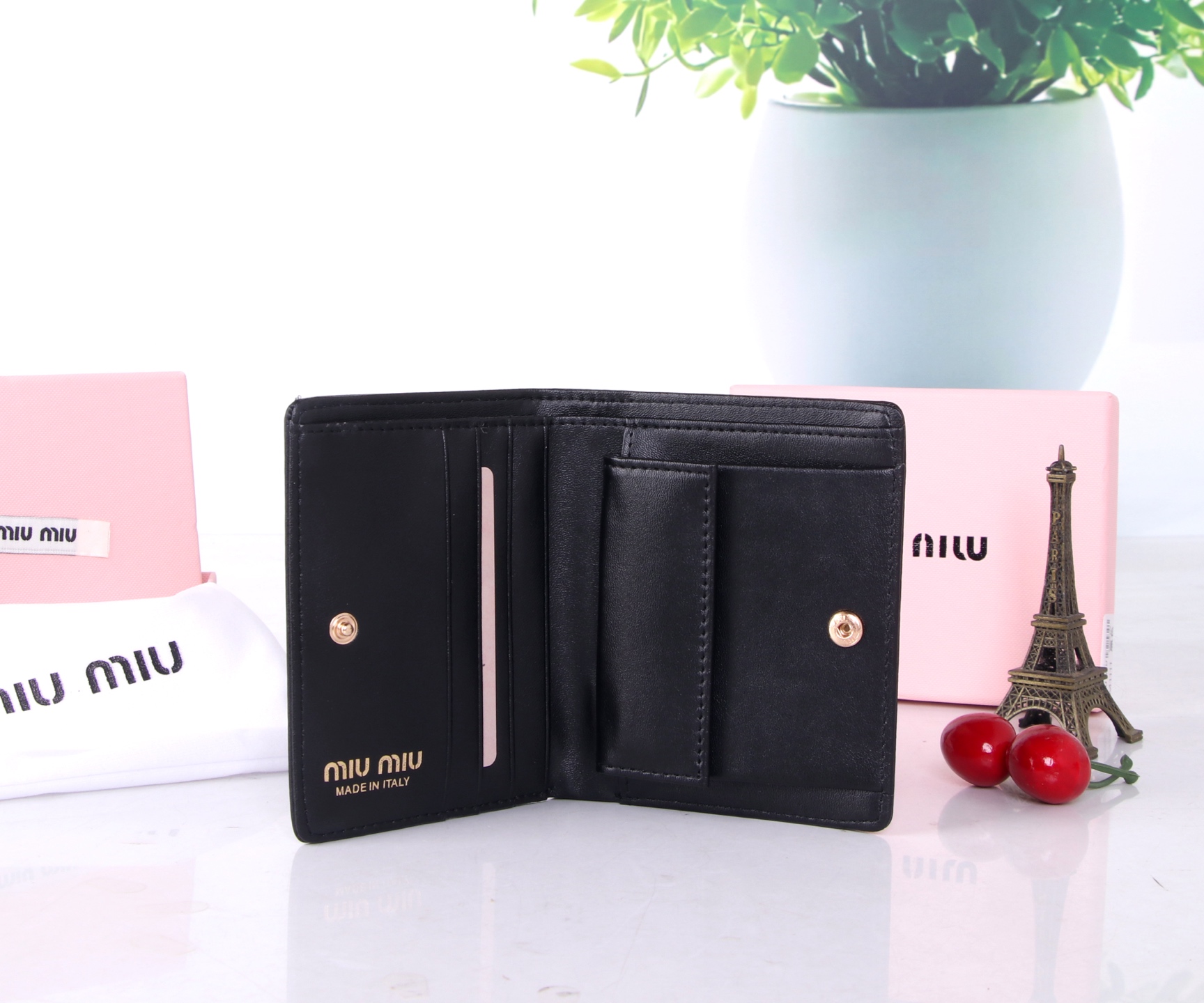 miumiu Small Multipurpose Purse: Latest Fire in Fashion, Head Pelts, Fine Work - 图片 6