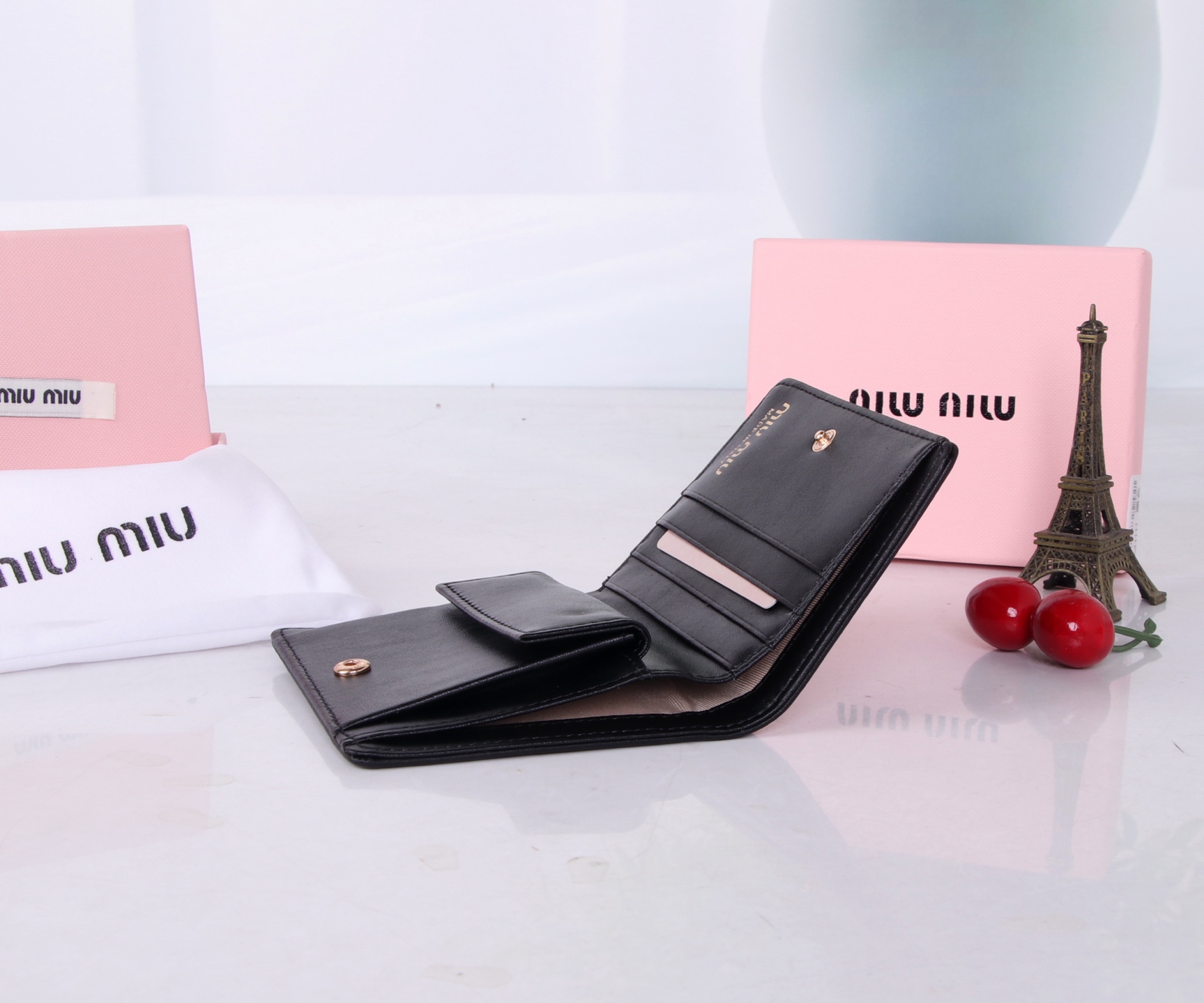 miumiu Small Multipurpose Purse: Latest Fire in Fashion, Head Pelts, Fine Work - 图片 9