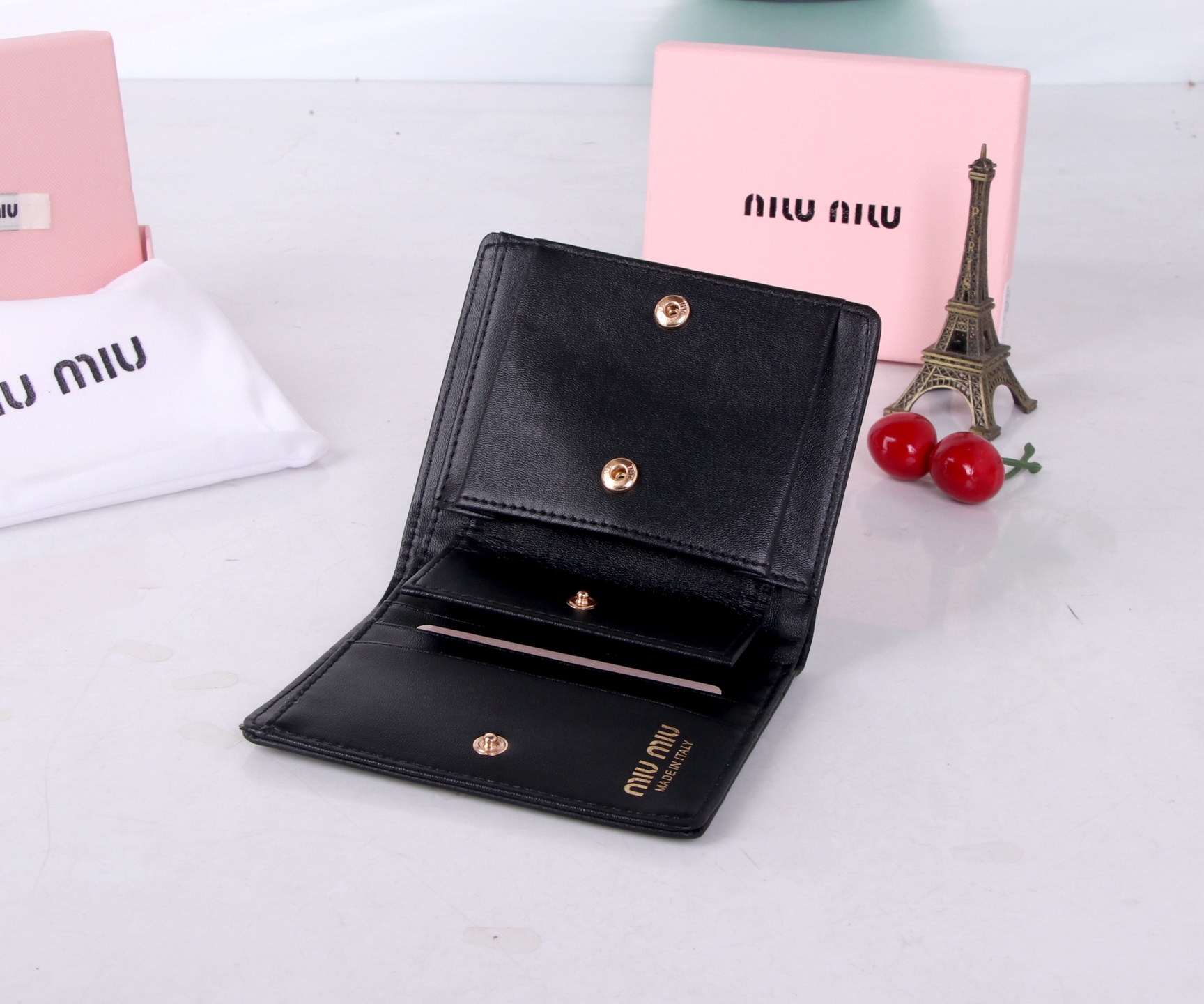miumiu Small Multipurpose Purse: Latest Fire in Fashion, Head Pelts, Fine Work - 图片 8