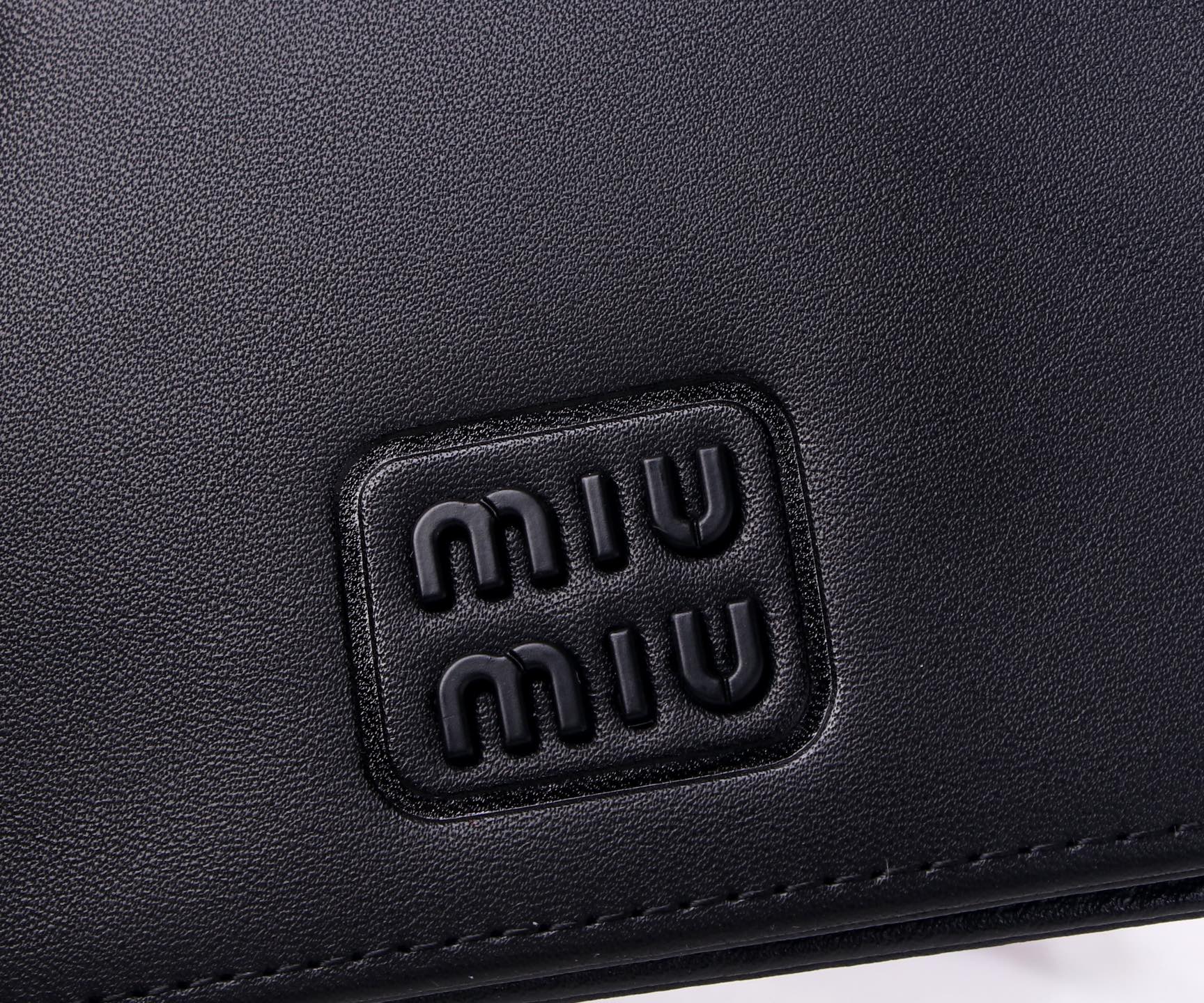 miumiu Small Multipurpose Purse: Latest Fire in Fashion, Head Pelts, Fine Work - 图片 3