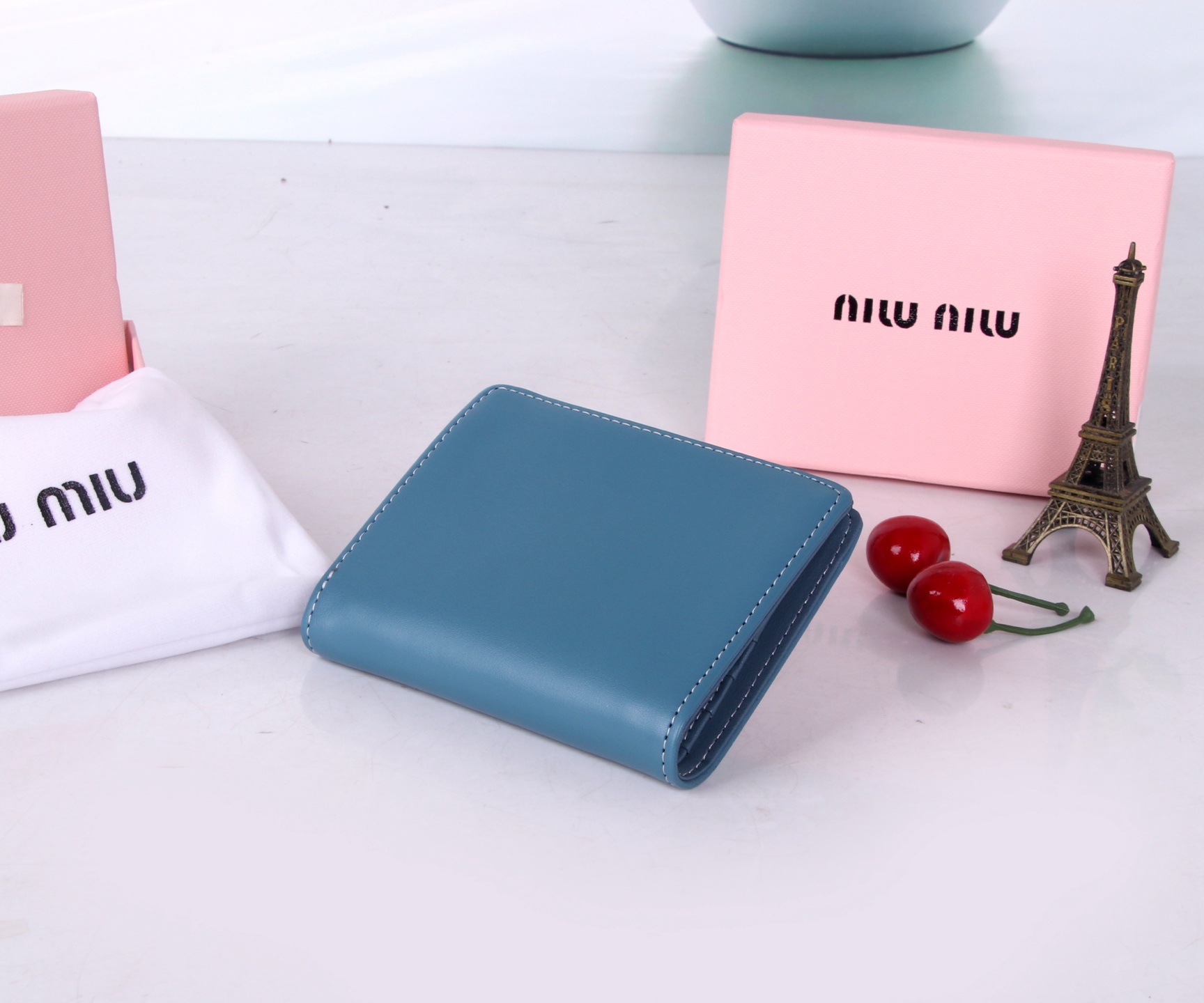 Miumiu Multipurpose Purse: Stylish and Compact with High-Quality Design - 图片 4