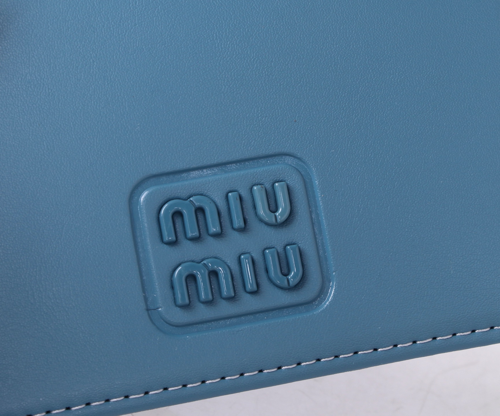 Miumiu Multipurpose Purse: Stylish and Compact with High-Quality Design - 图片 3