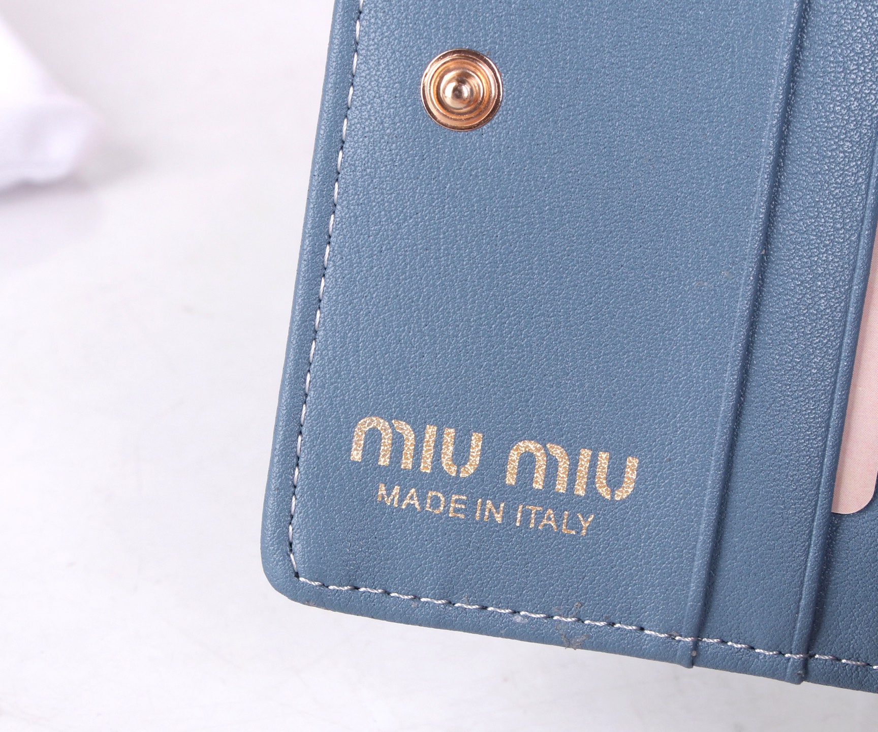 Miumiu Multipurpose Purse: Stylish and Compact with High-Quality Design - 图片 6