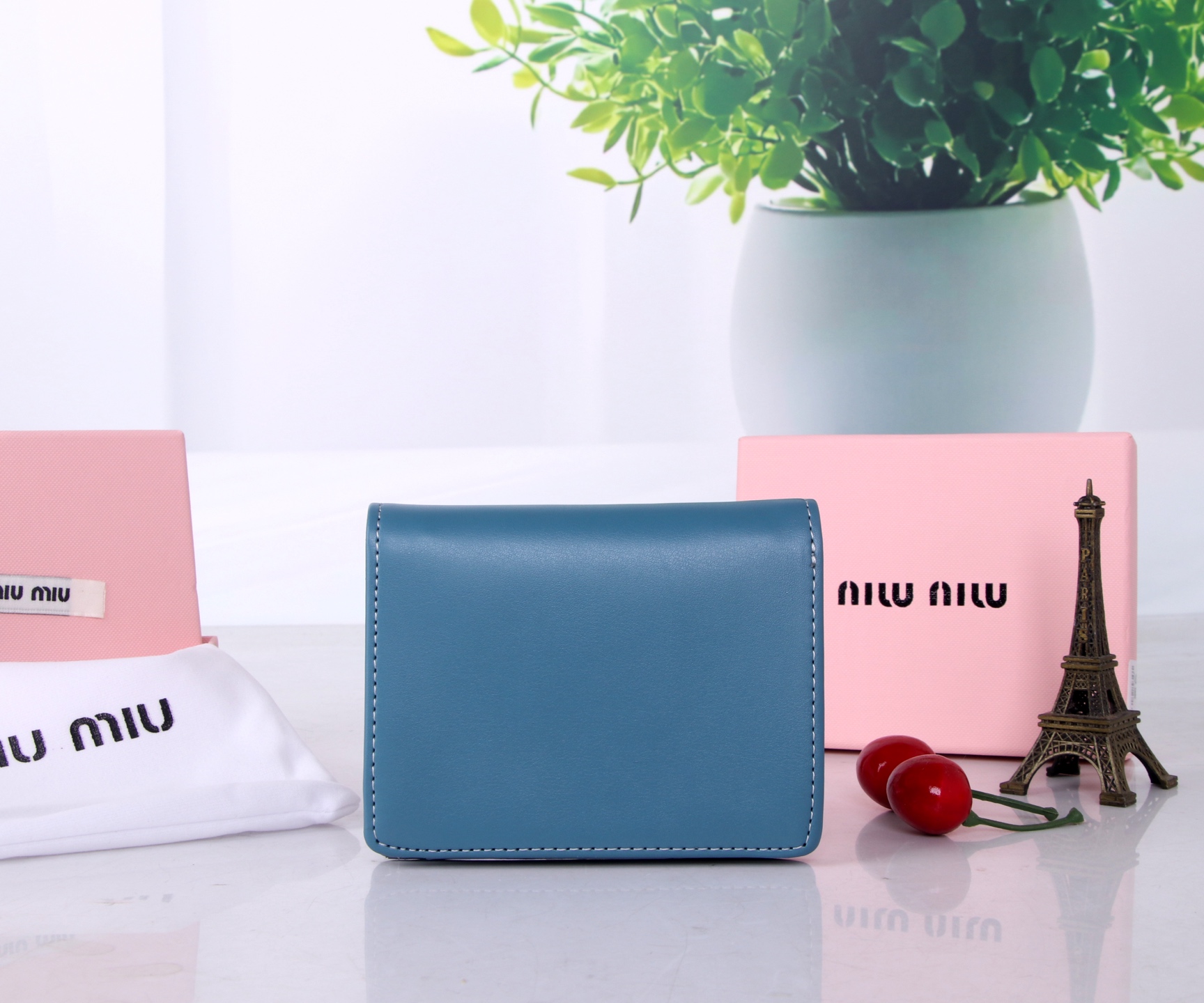 Miumiu Multipurpose Purse: Stylish and Compact with High-Quality Design - 图片 2