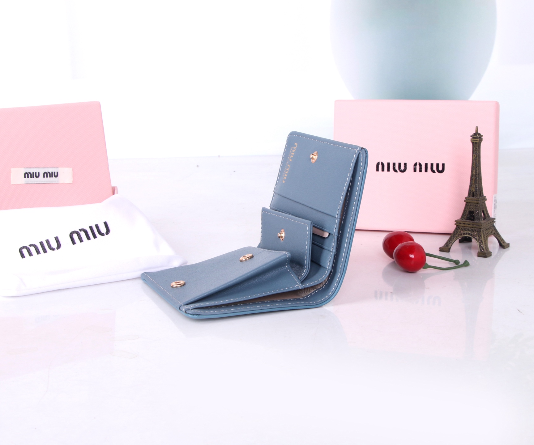 Miumiu Multipurpose Purse: Stylish and Compact with High-Quality Design - 图片 8