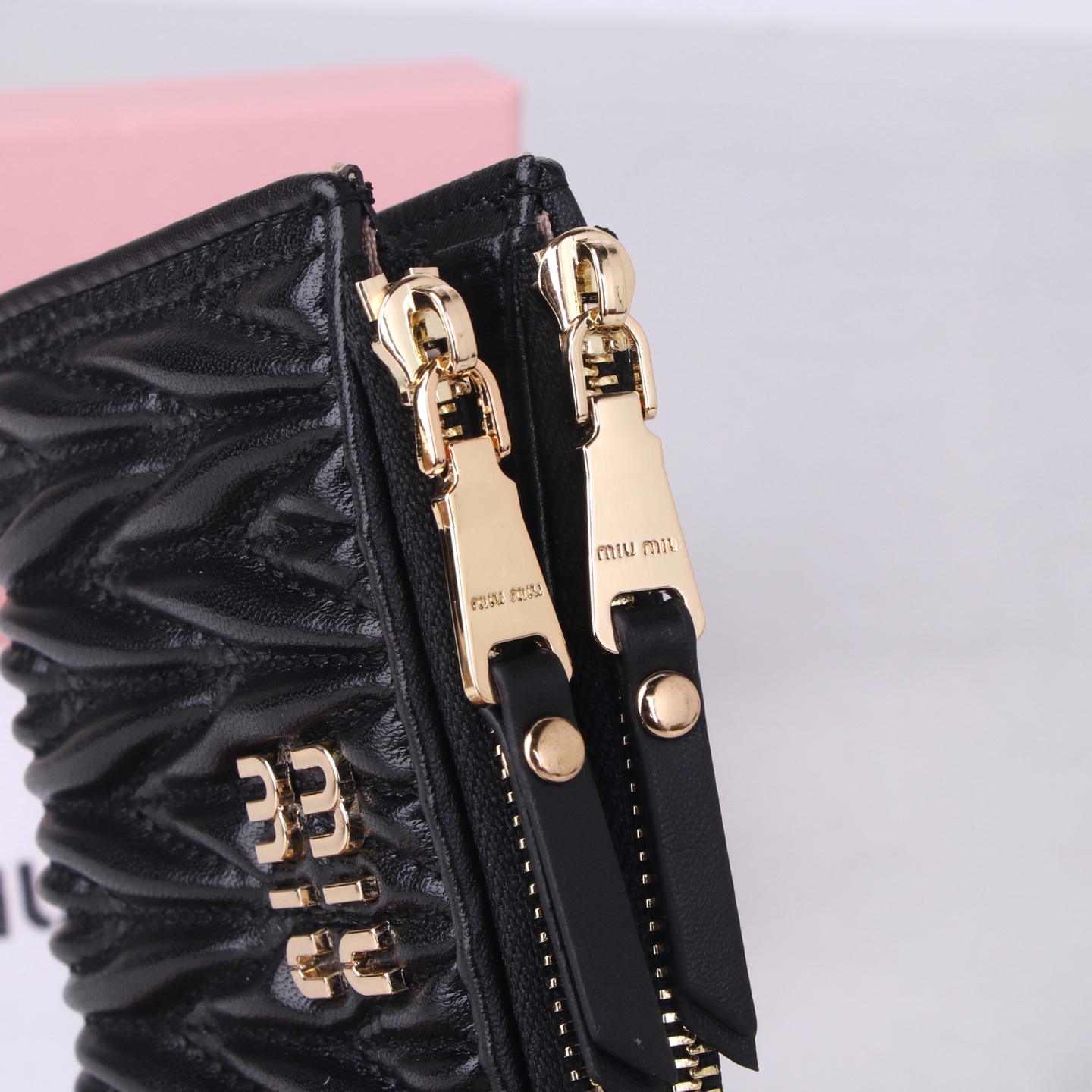 Miumiu Thermal Lambskin Bag Collection in Black, Pink, and Blue – Classic Flower-Stamping Design - 图片 6