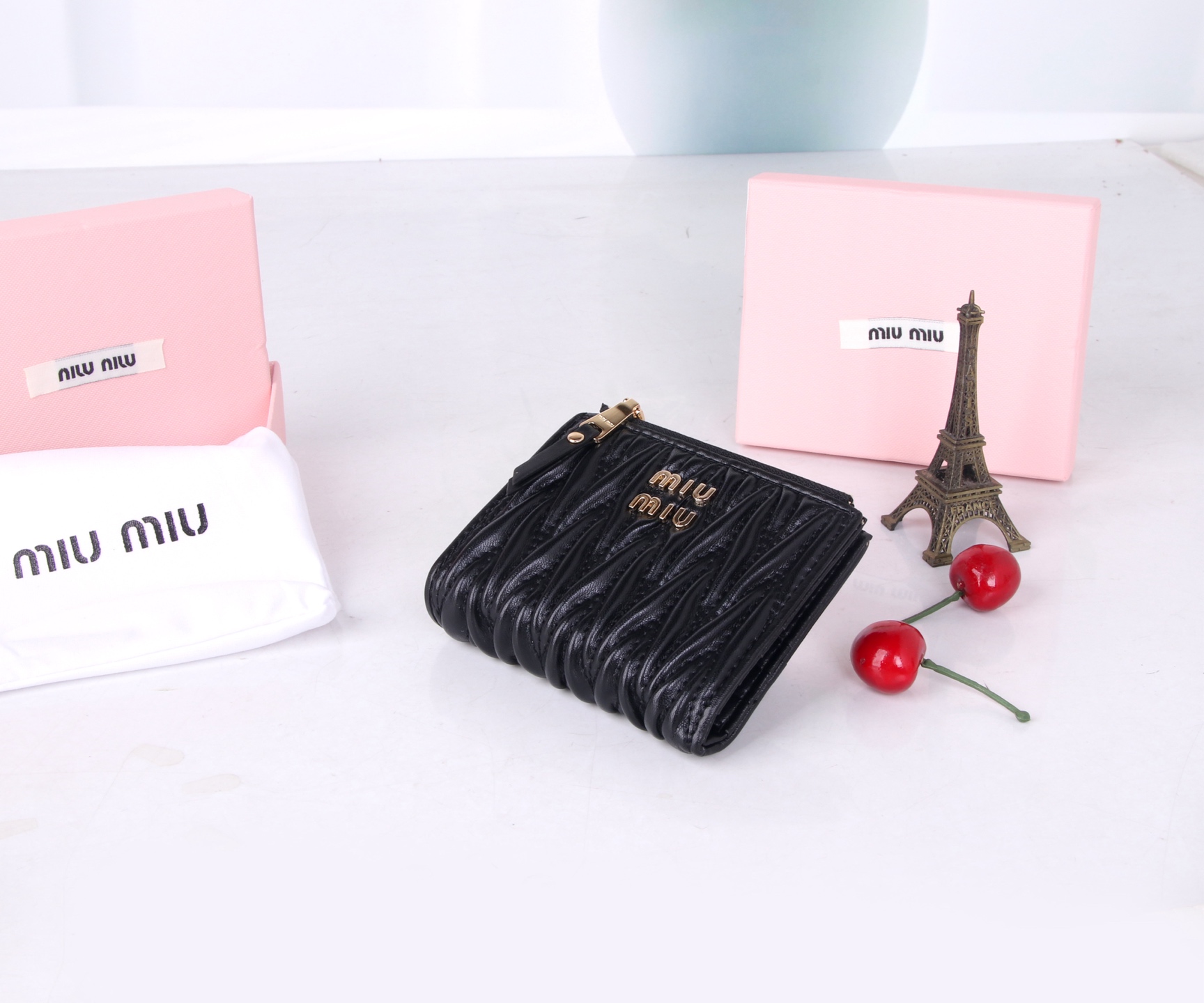 Miumiu Thermal Lambskin Bag Collection in Black, Pink, and Blue – Classic Flower-Stamping Design - 图片 3