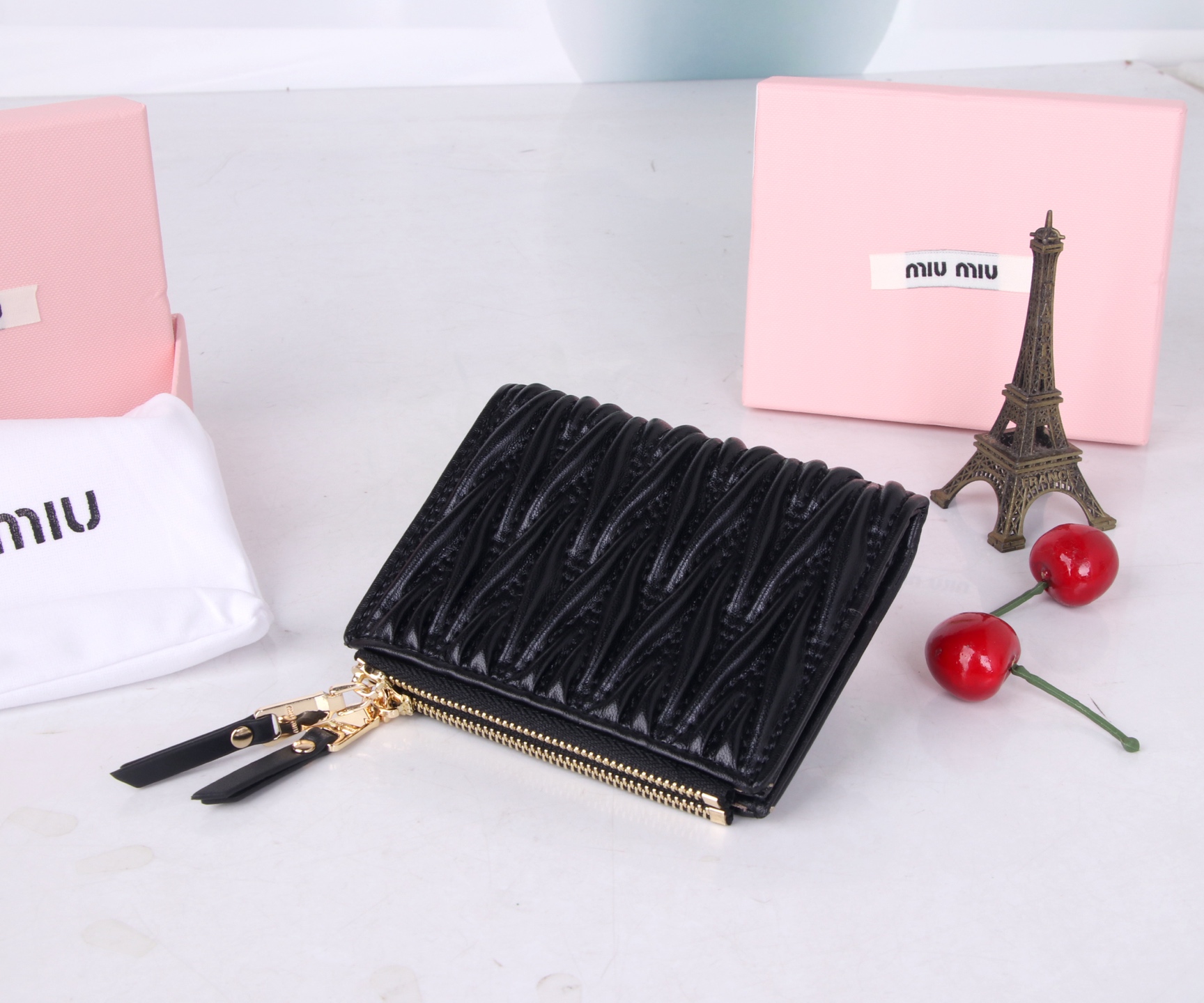 Miumiu Thermal Lambskin Bag Collection in Black, Pink, and Blue – Classic Flower-Stamping Design - 图片 4