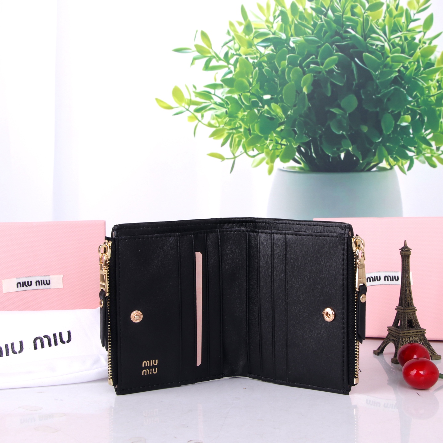 Miumiu Thermal Lambskin Bag Collection in Black, Pink, and Blue – Classic Flower-Stamping Design - 图片 9