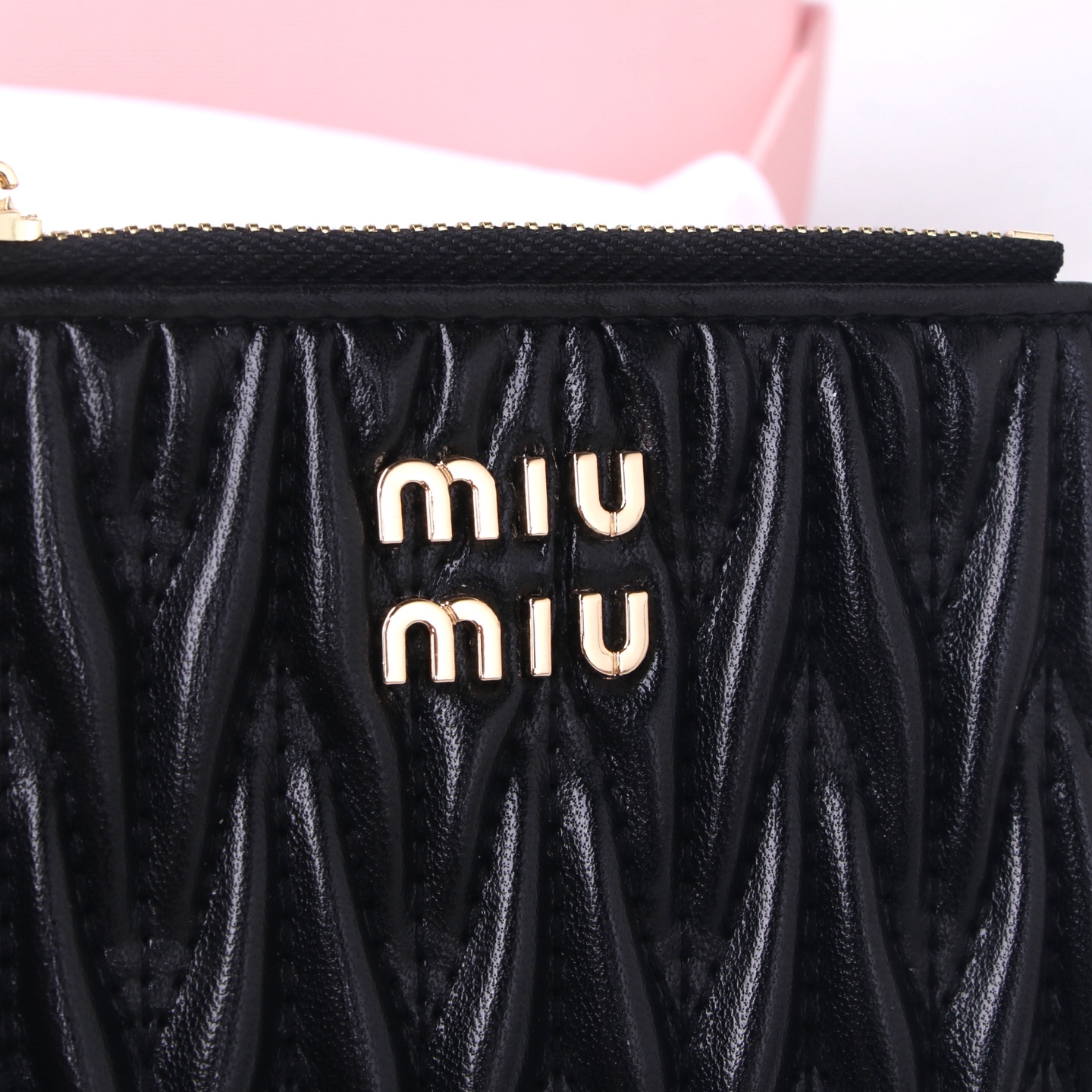 Miumiu Thermal Lambskin Bag Collection in Black, Pink, and Blue – Classic Flower-Stamping Design - 图片 5