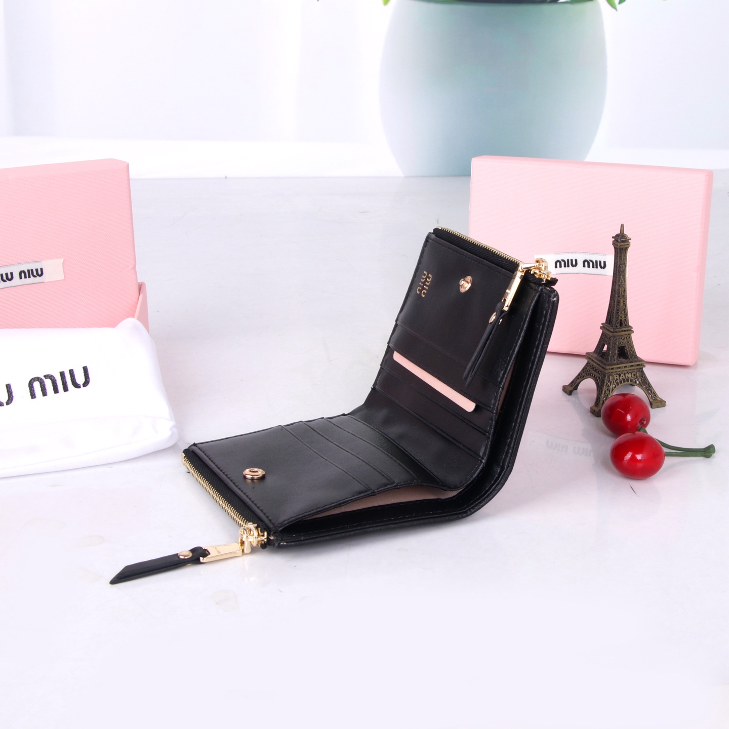 Miumiu Thermal Lambskin Bag Collection in Black, Pink, and Blue – Classic Flower-Stamping Design - 图片 7