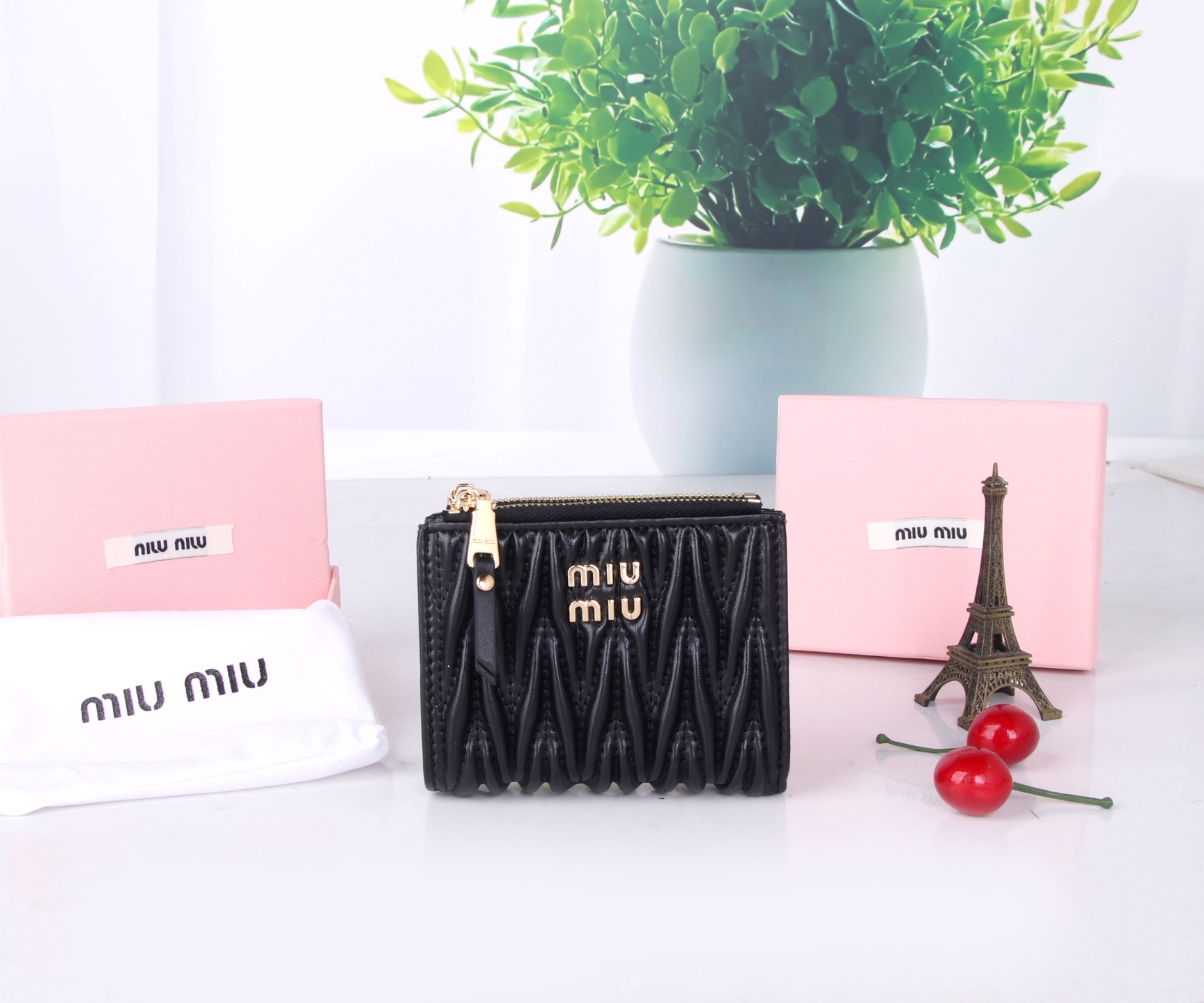 Miumiu Thermal Lambskin Bag Collection in Black, Pink, and Blue – Classic Flower-Stamping Design - 图片 1