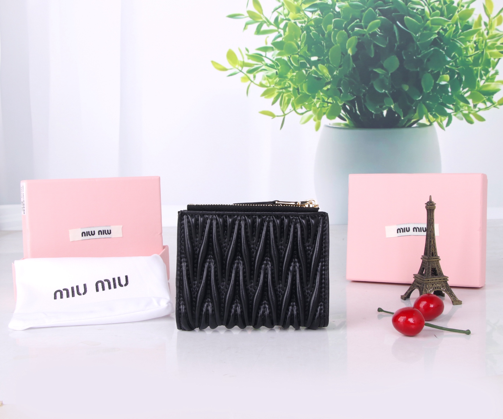 Miumiu Thermal Lambskin Bag Collection in Black, Pink, and Blue – Classic Flower-Stamping Design - 图片 2