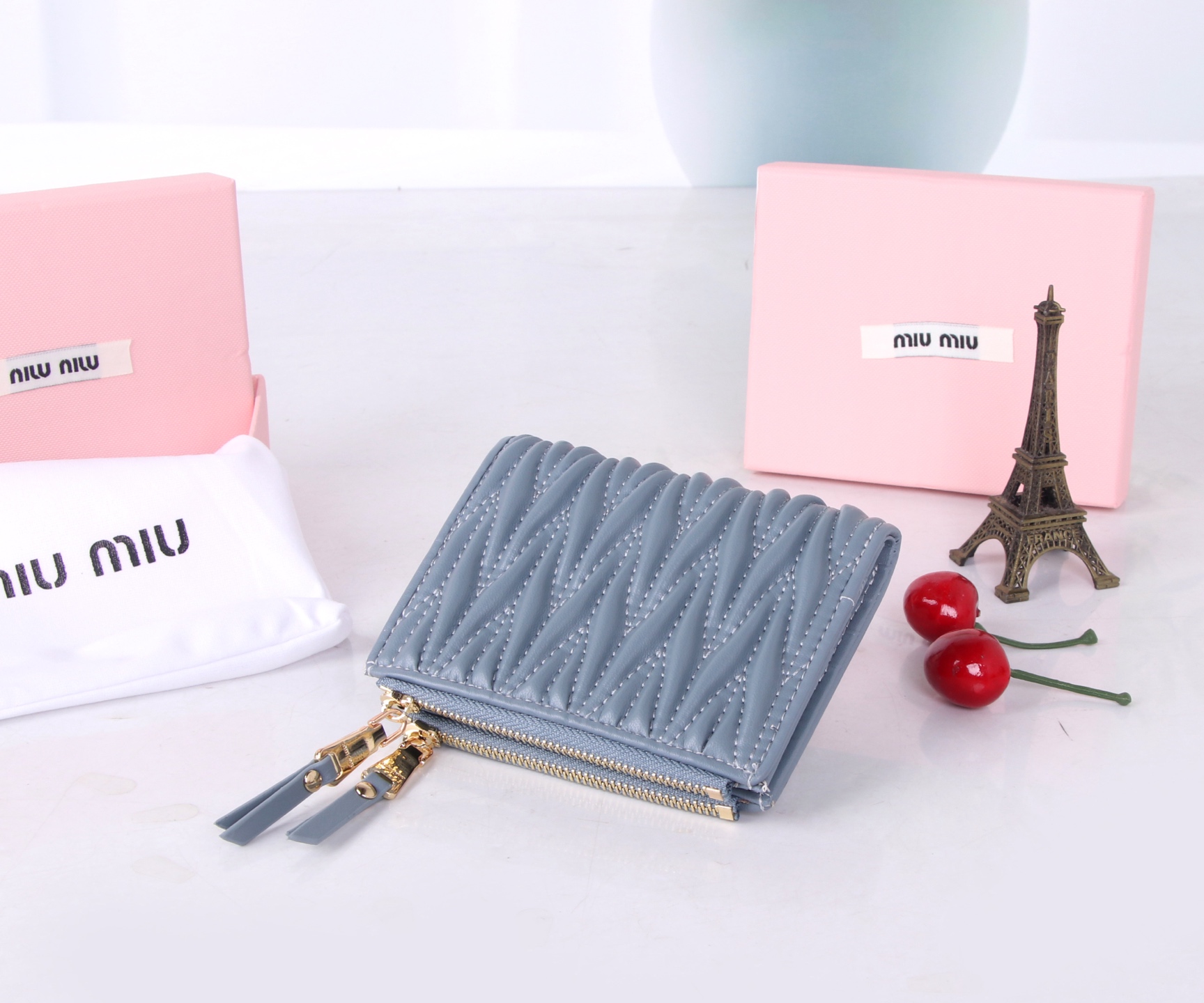 Miumiu Thermal Flower-Stamped Lambskin Bag in Black, Pink, and Blue, 11.5*10*3 - 图片 4