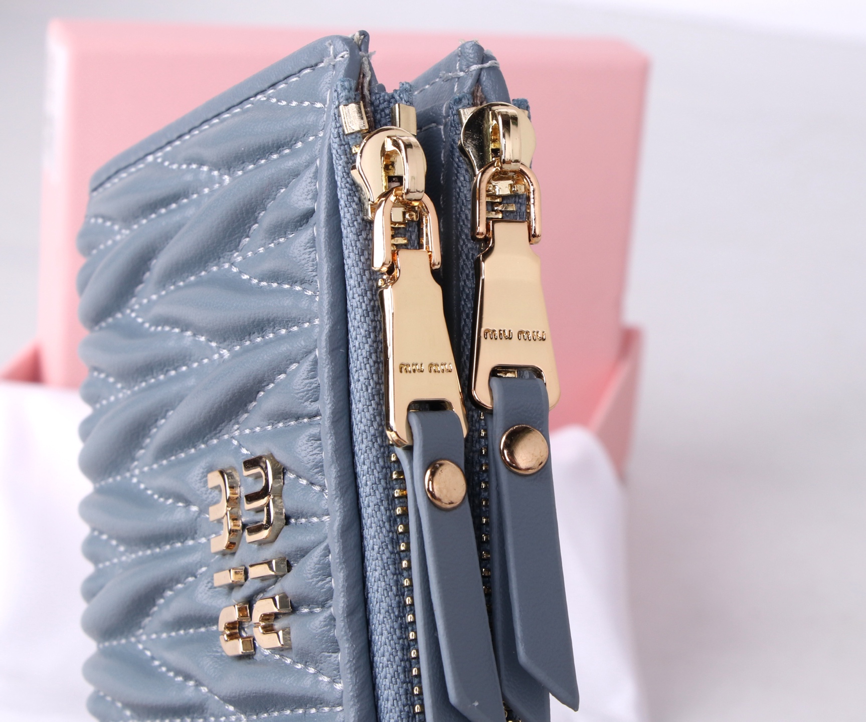 Miumiu Thermal Flower-Stamped Lambskin Bag in Black, Pink, and Blue, 11.5*10*3 - 图片 6