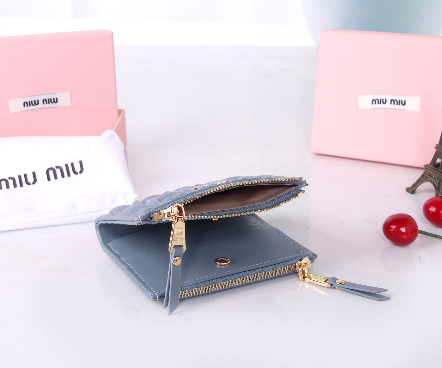 Miumiu Thermal Flower-Stamped Lambskin Bag in Black, Pink, and Blue, 11.5*10*3 - 图片 9