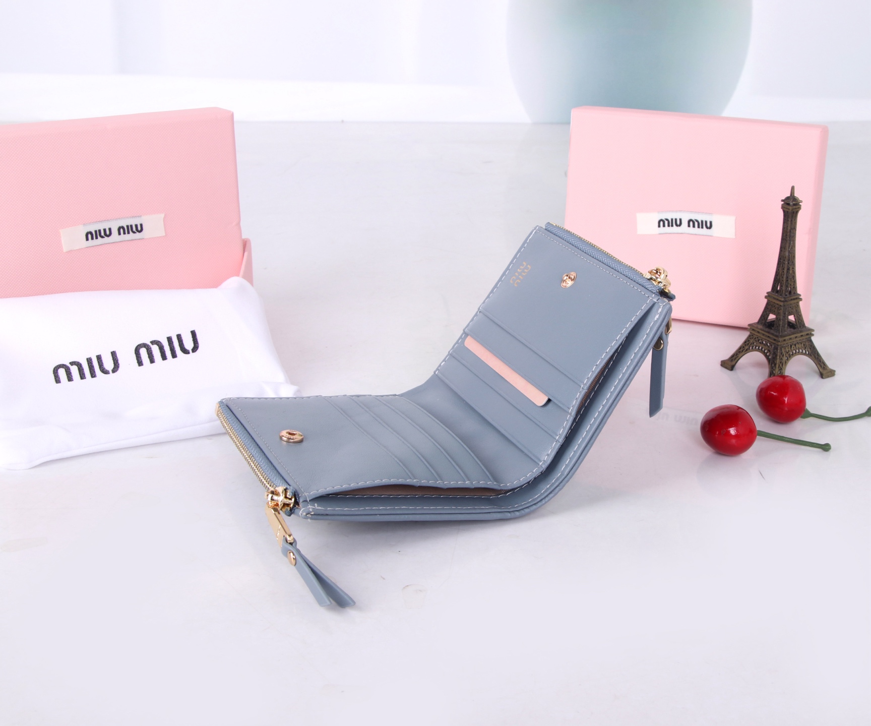 Miumiu Thermal Flower-Stamped Lambskin Bag in Black, Pink, and Blue, 11.5*10*3 - 图片 8