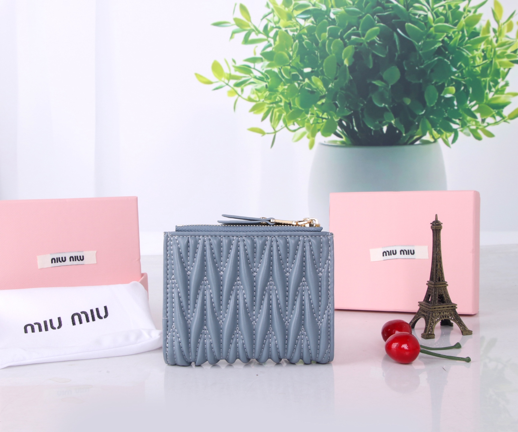 Miumiu Thermal Flower-Stamped Lambskin Bag in Black, Pink, and Blue, 11.5*10*3 - 图片 2