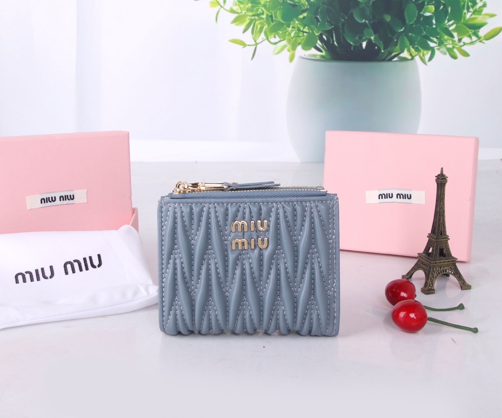 Miumiu Thermal Flower-Stamped Lambskin Bag in Black, Pink, and Blue, 11.5*10*3 - 图片 1