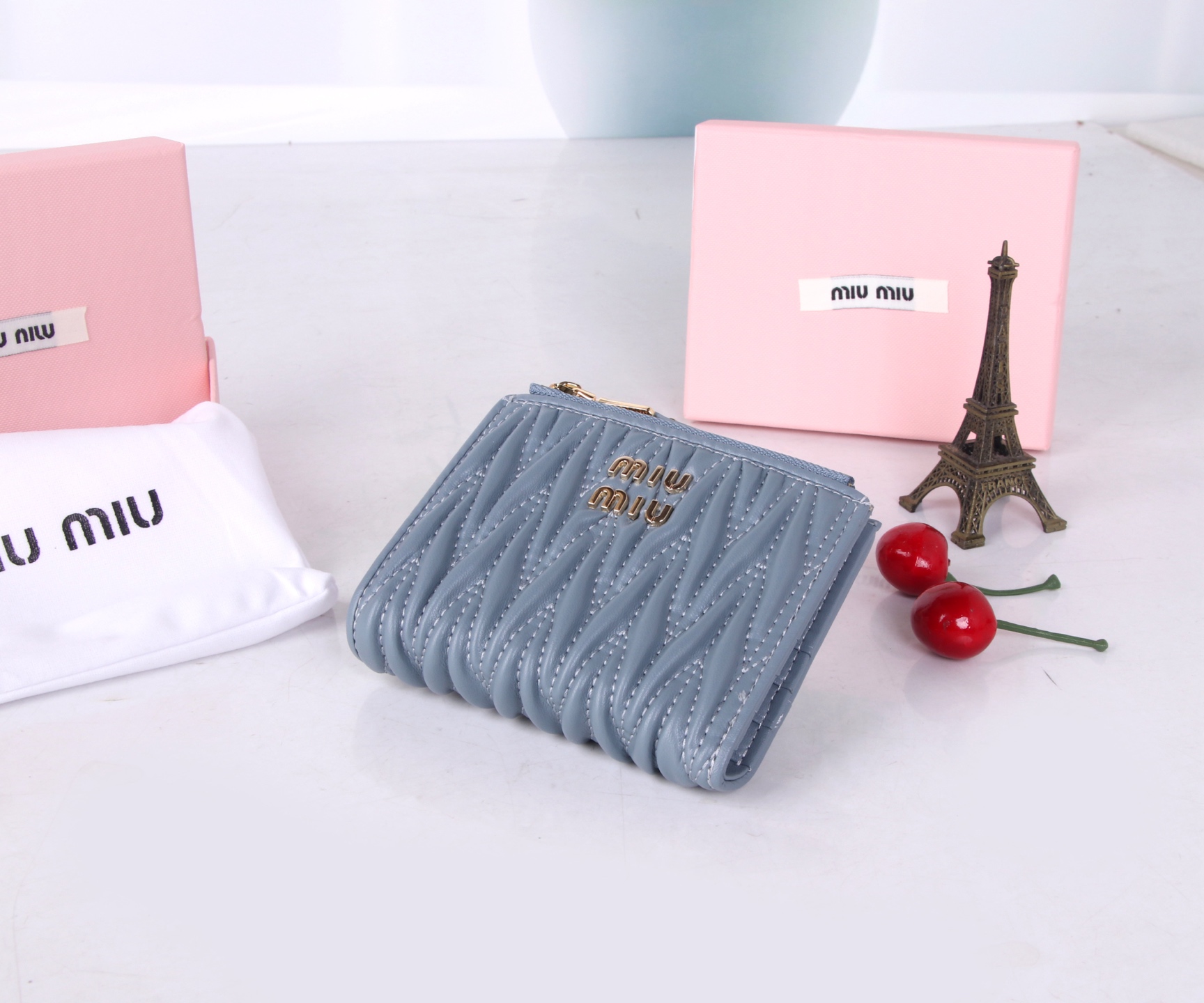 Miumiu Thermal Flower-Stamped Lambskin Bag in Black, Pink, and Blue, 11.5*10*3 - 图片 3