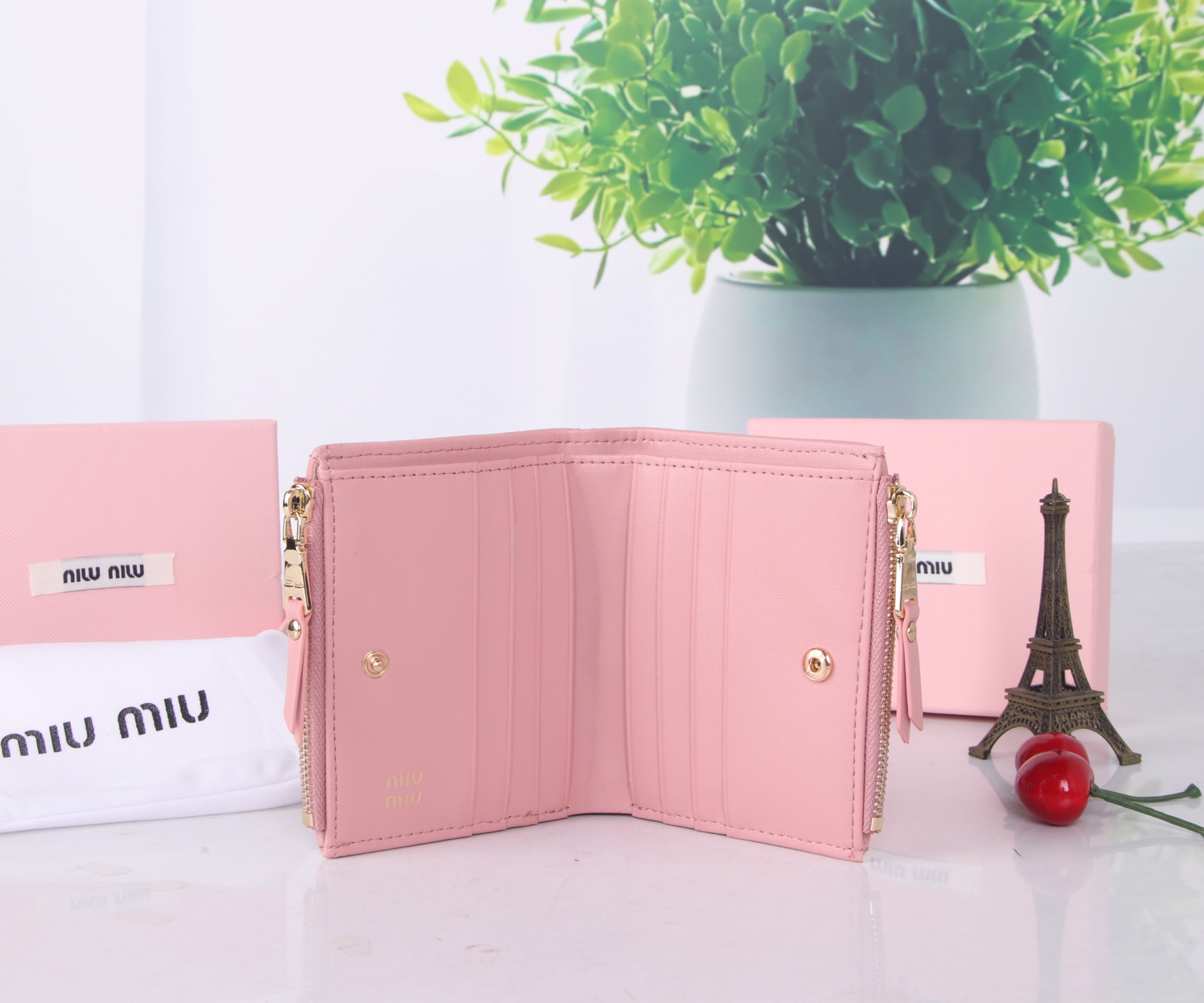 Miumiu Thermal Lambskin Bag: Black, Pink, Blue, Classic Flower Design, 11.5*10*3 Dimensions - 图片 7