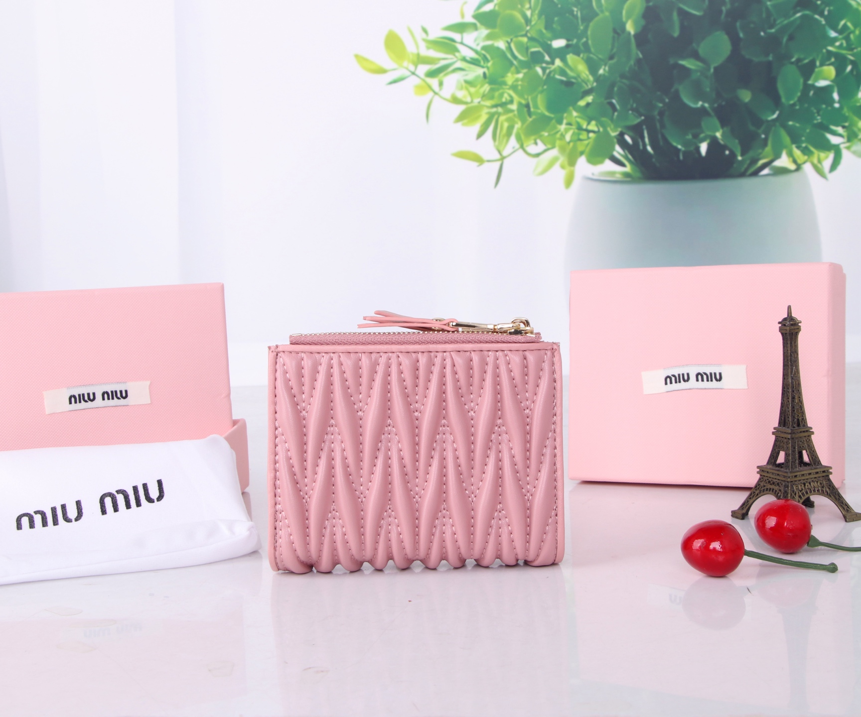Miumiu Thermal Lambskin Bag: Black, Pink, Blue, Classic Flower Design, 11.5*10*3 Dimensions - 图片 2