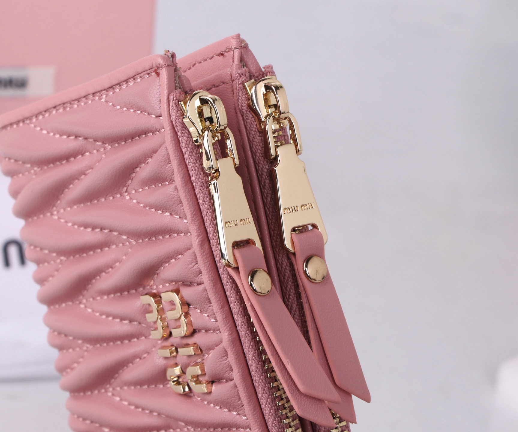 Miumiu Thermal Lambskin Bag: Black, Pink, Blue, Classic Flower Design, 11.5*10*3 Dimensions - 图片 6