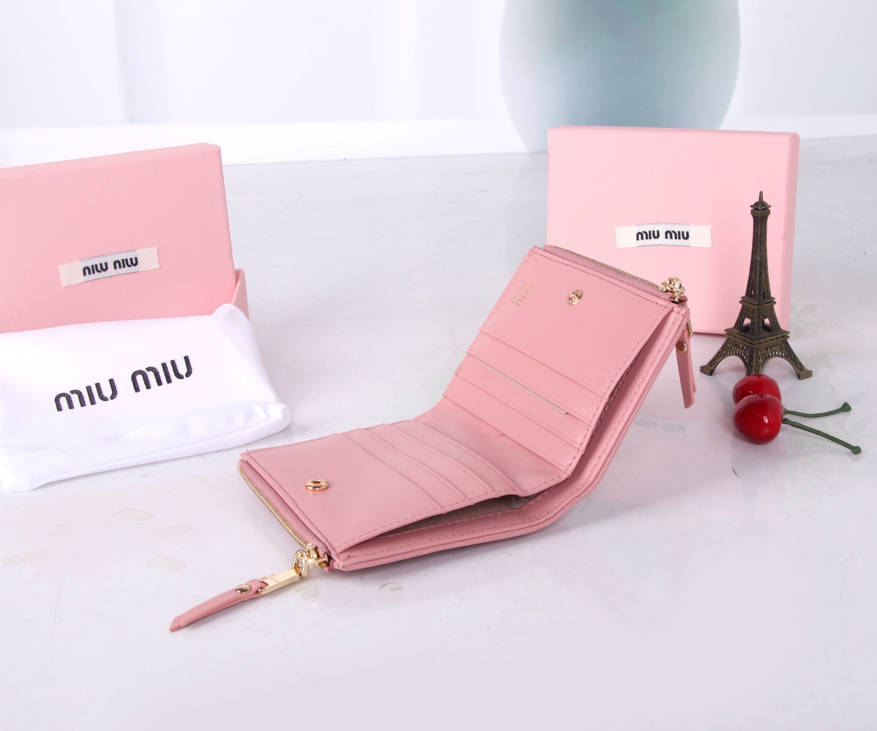 Miumiu Thermal Lambskin Bag: Black, Pink, Blue, Classic Flower Design, 11.5*10*3 Dimensions - 图片 9