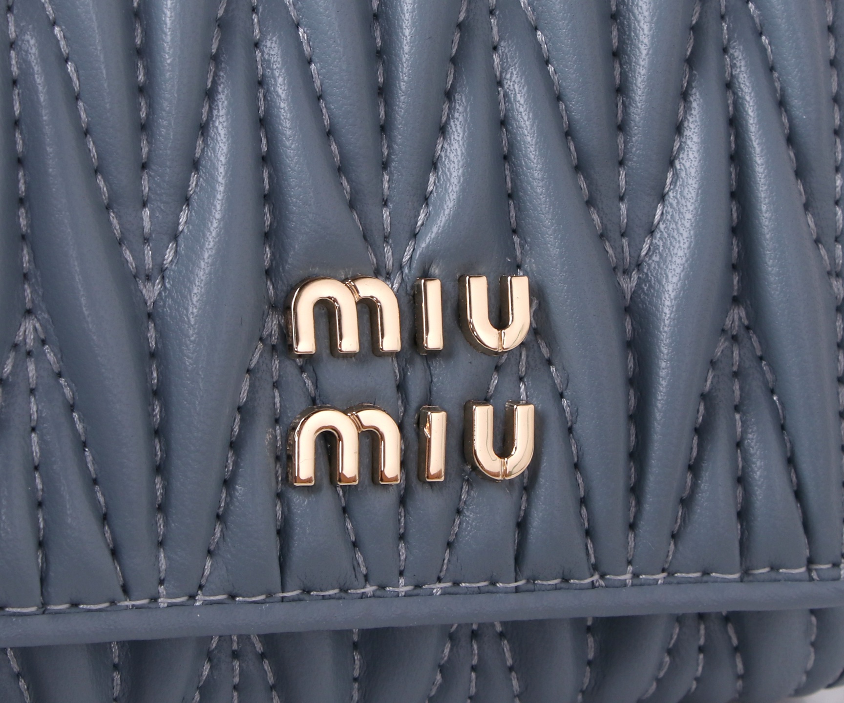 Miumiu Thermal Lambskin Bag: Classic Flower Design, Various Colors, Compact Size - 图片 3