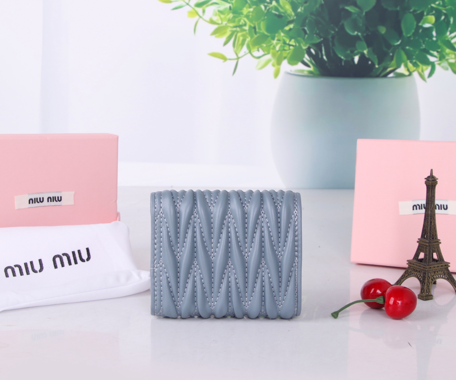 Miumiu Thermal Lambskin Bag: Classic Flower Design, Various Colors, Compact Size - 图片 2