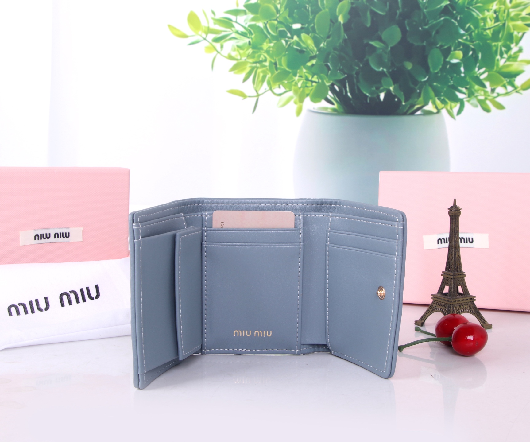 Miumiu Thermal Lambskin Bag: Classic Flower Design, Various Colors, Compact Size - 图片 6