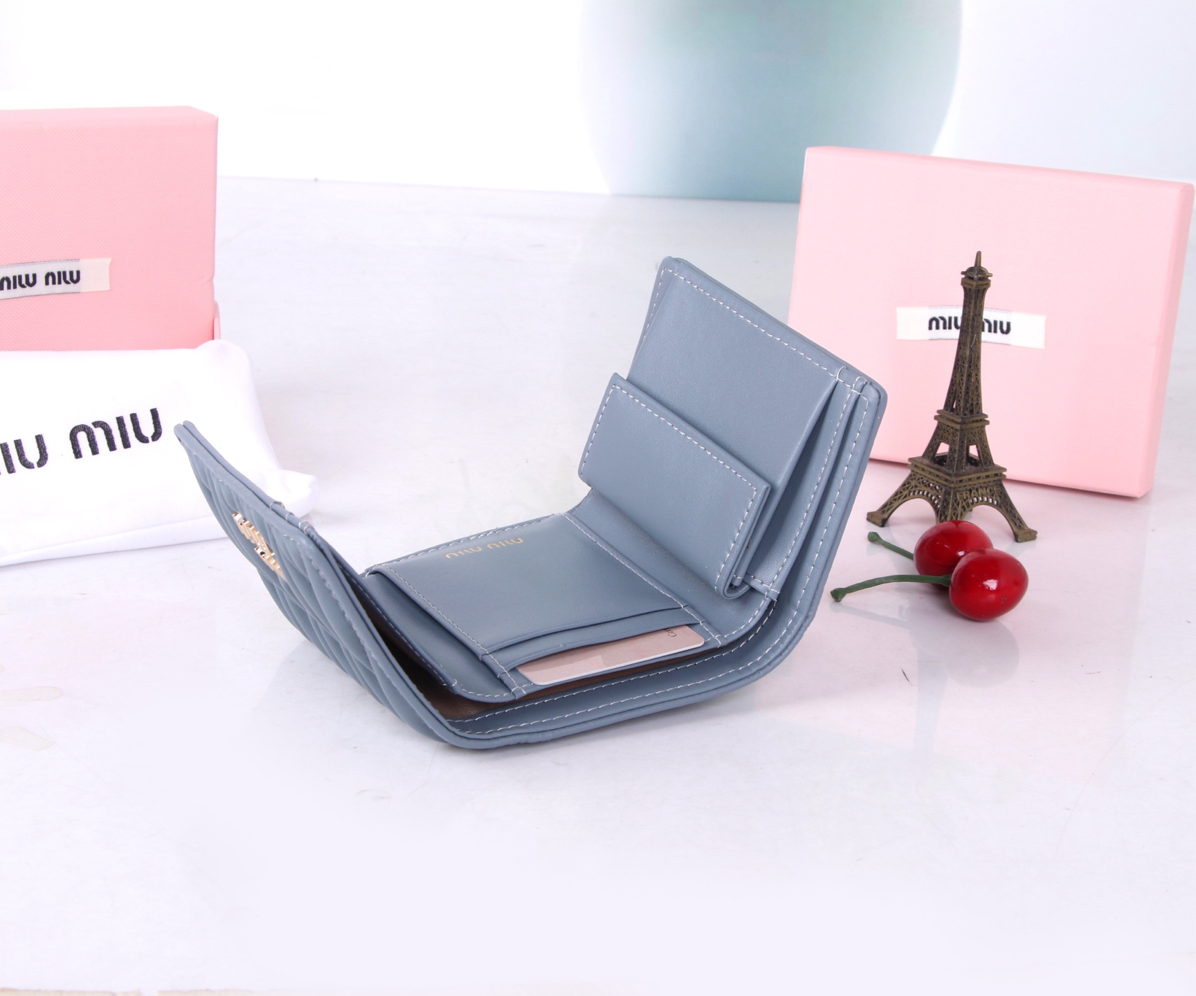 Miumiu Thermal Lambskin Bag: Classic Flower Design, Various Colors, Compact Size - 图片 7