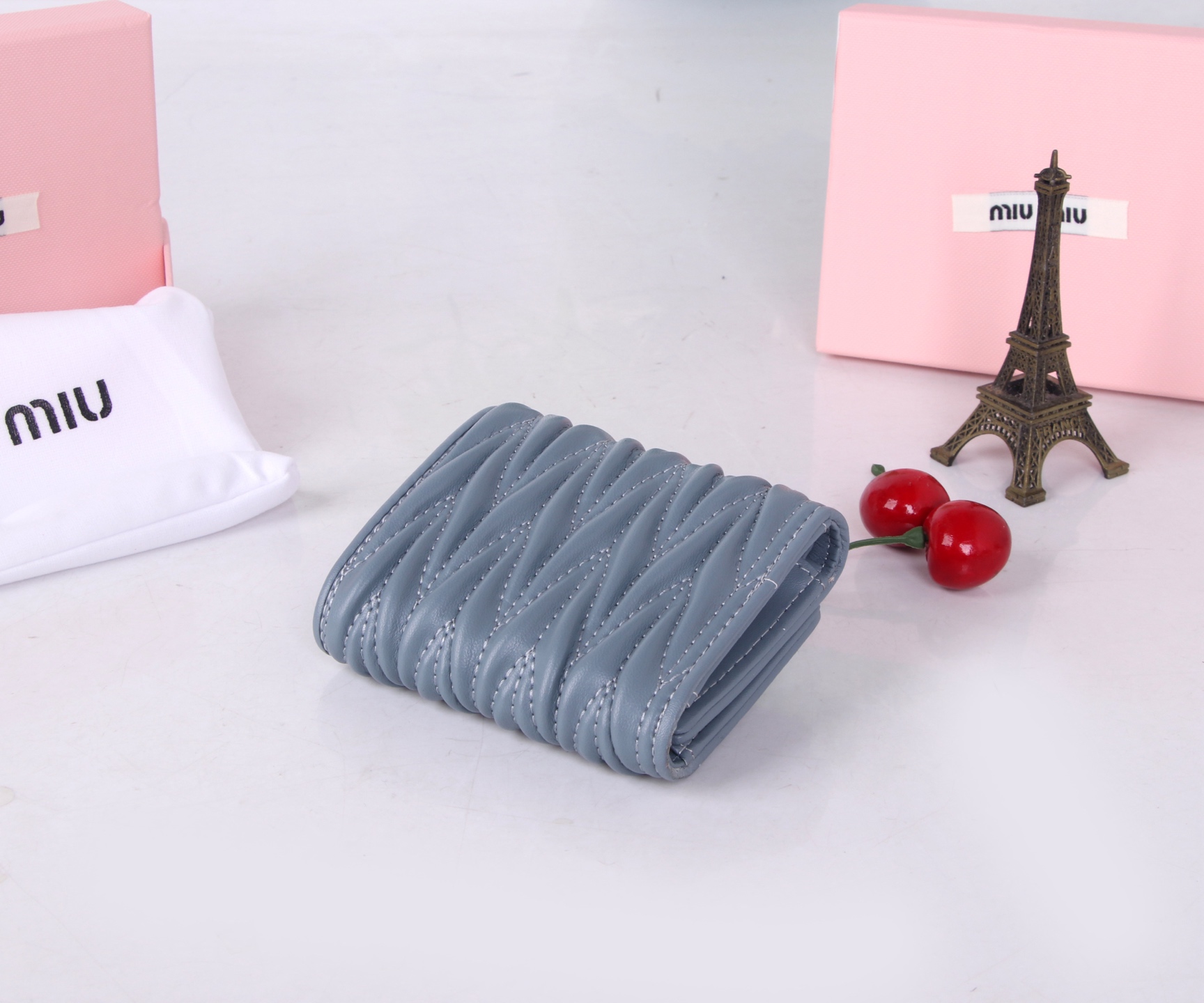 Miumiu Thermal Lambskin Bag: Classic Flower Design, Various Colors, Compact Size - 图片 5