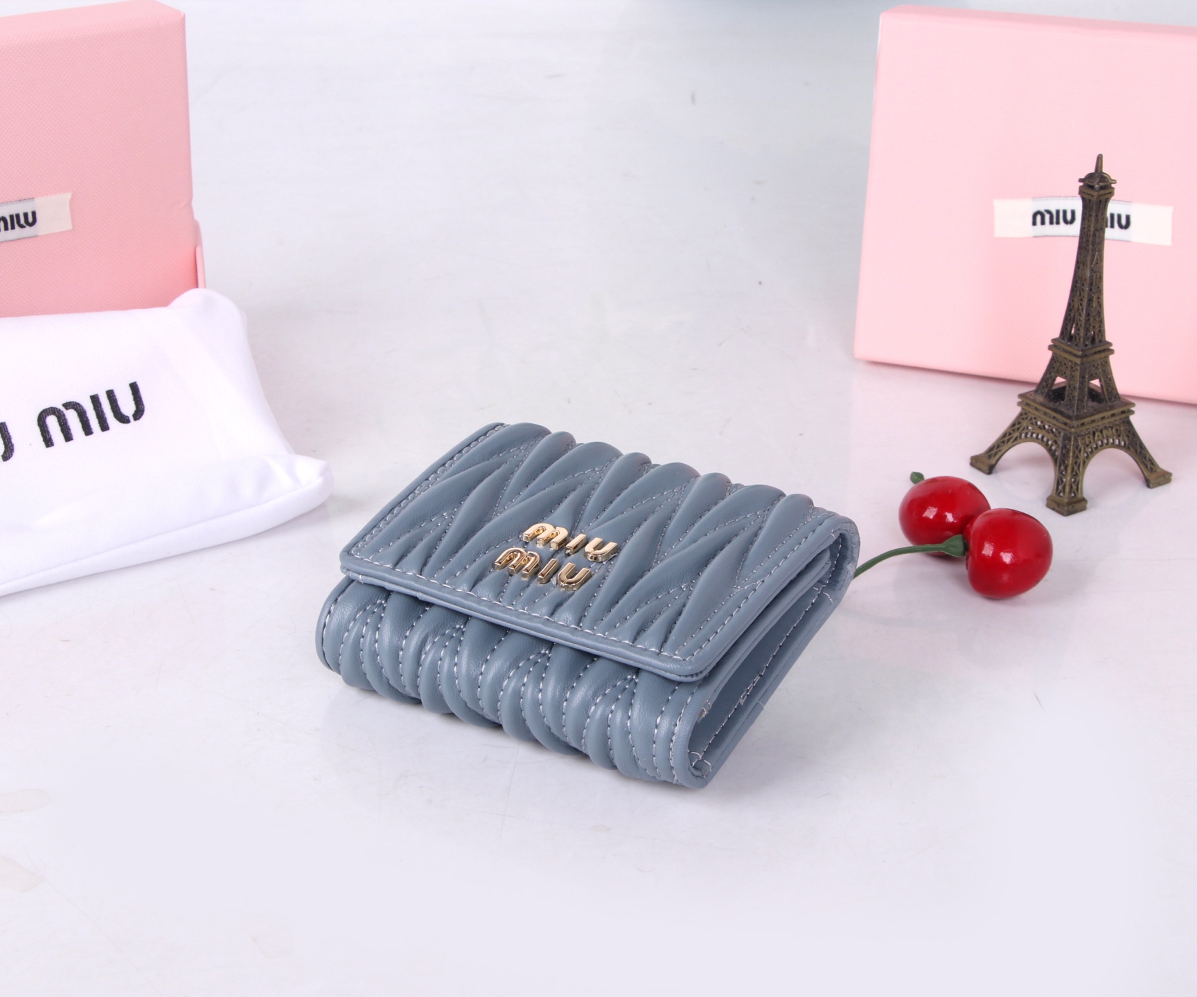 Miumiu Thermal Lambskin Bag: Classic Flower Design, Various Colors, Compact Size - 图片 4