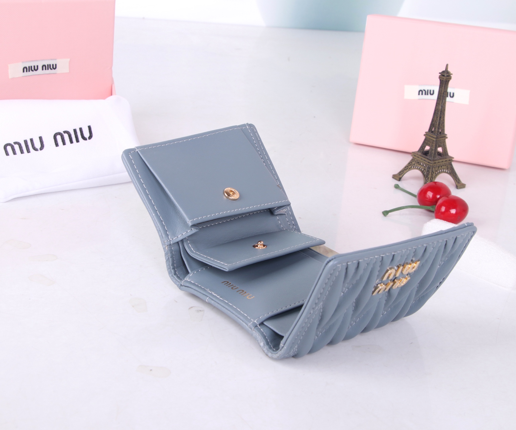 Miumiu Thermal Lambskin Bag: Classic Flower Design, Various Colors, Compact Size - 图片 9