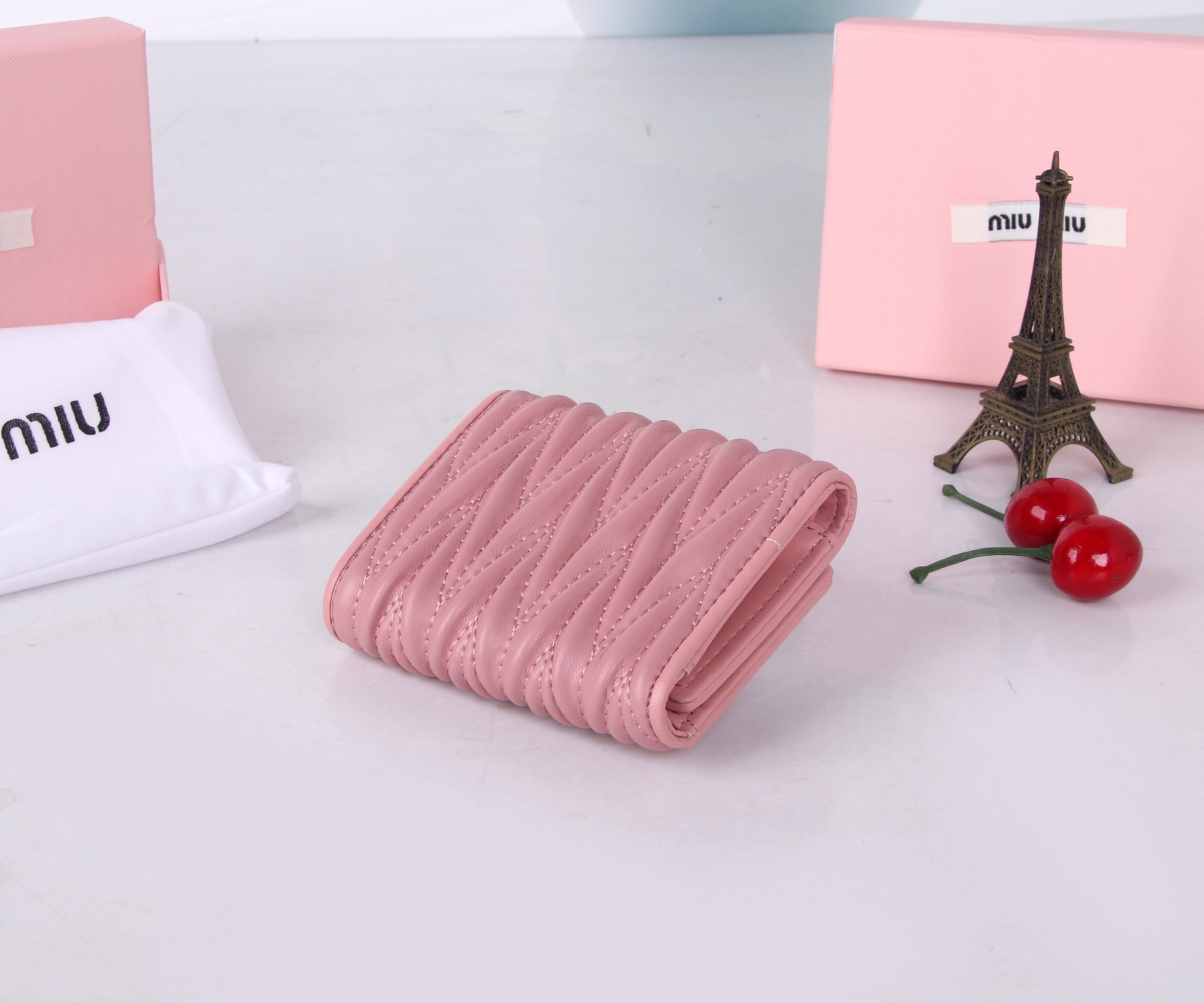 Miumiu Thermal Lambskin Bag: Classic Flower Design in Black, Pink, Blue - 图片 4