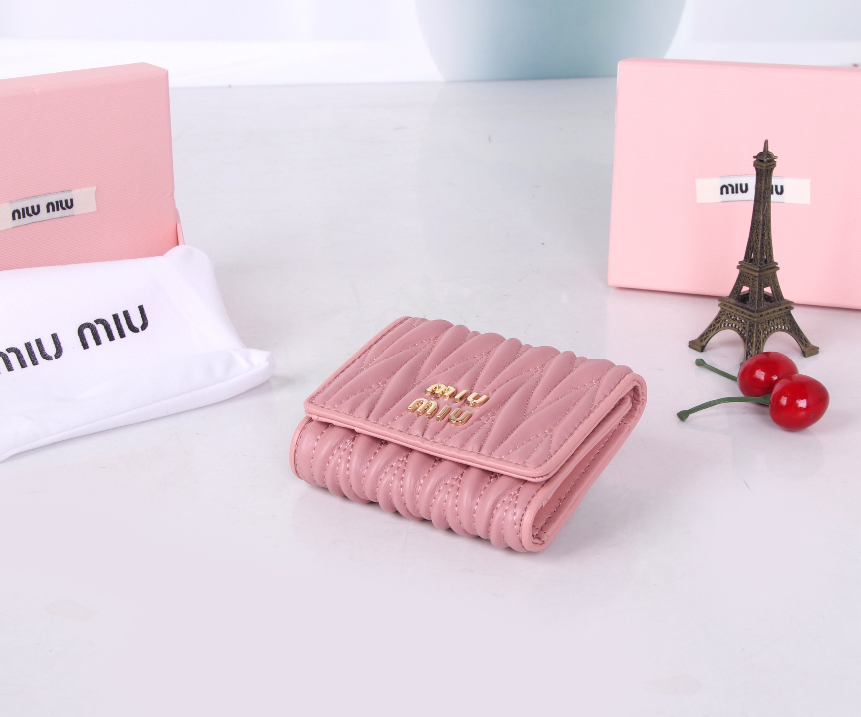 Miumiu Thermal Lambskin Bag: Classic Flower Design in Black, Pink, Blue - 图片 3