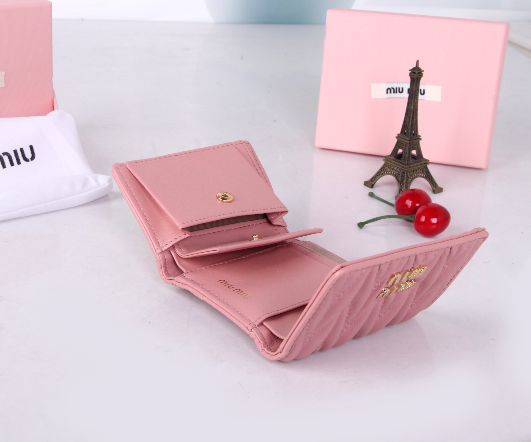 Miumiu Thermal Lambskin Bag: Classic Flower Design in Black, Pink, Blue - 图片 9