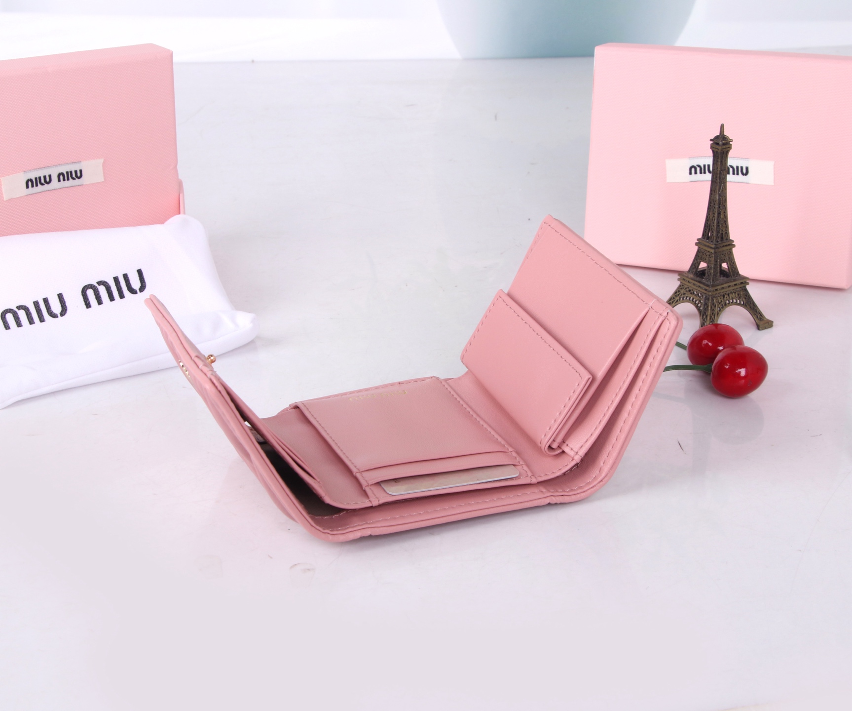 Miumiu Thermal Lambskin Bag: Classic Flower Design in Black, Pink, Blue - 图片 8