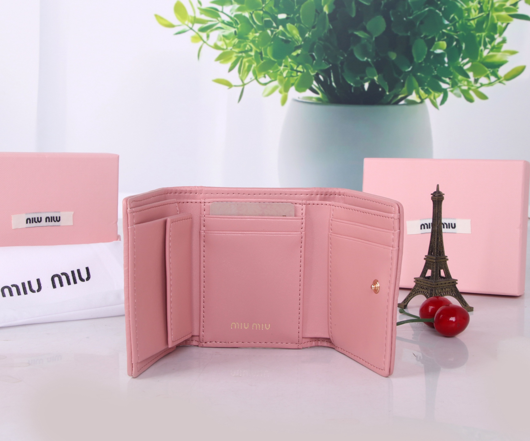 Miumiu Thermal Lambskin Bag: Classic Flower Design in Black, Pink, Blue - 图片 6