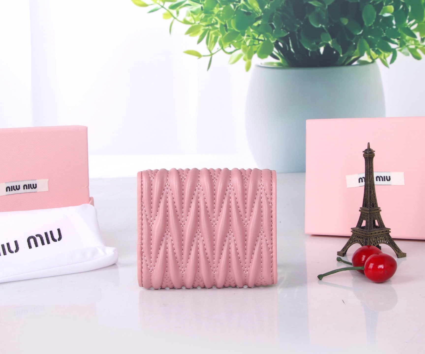 Miumiu Thermal Lambskin Bag: Classic Flower Design in Black, Pink, Blue - 图片 2